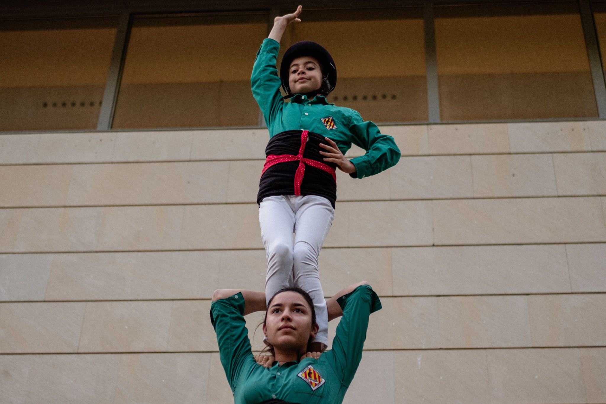 Actuació dels Castellers de Cerdanyola en la inauguració de la seva exposició a la Biblioteca Central. FOTO: Ale Gómez