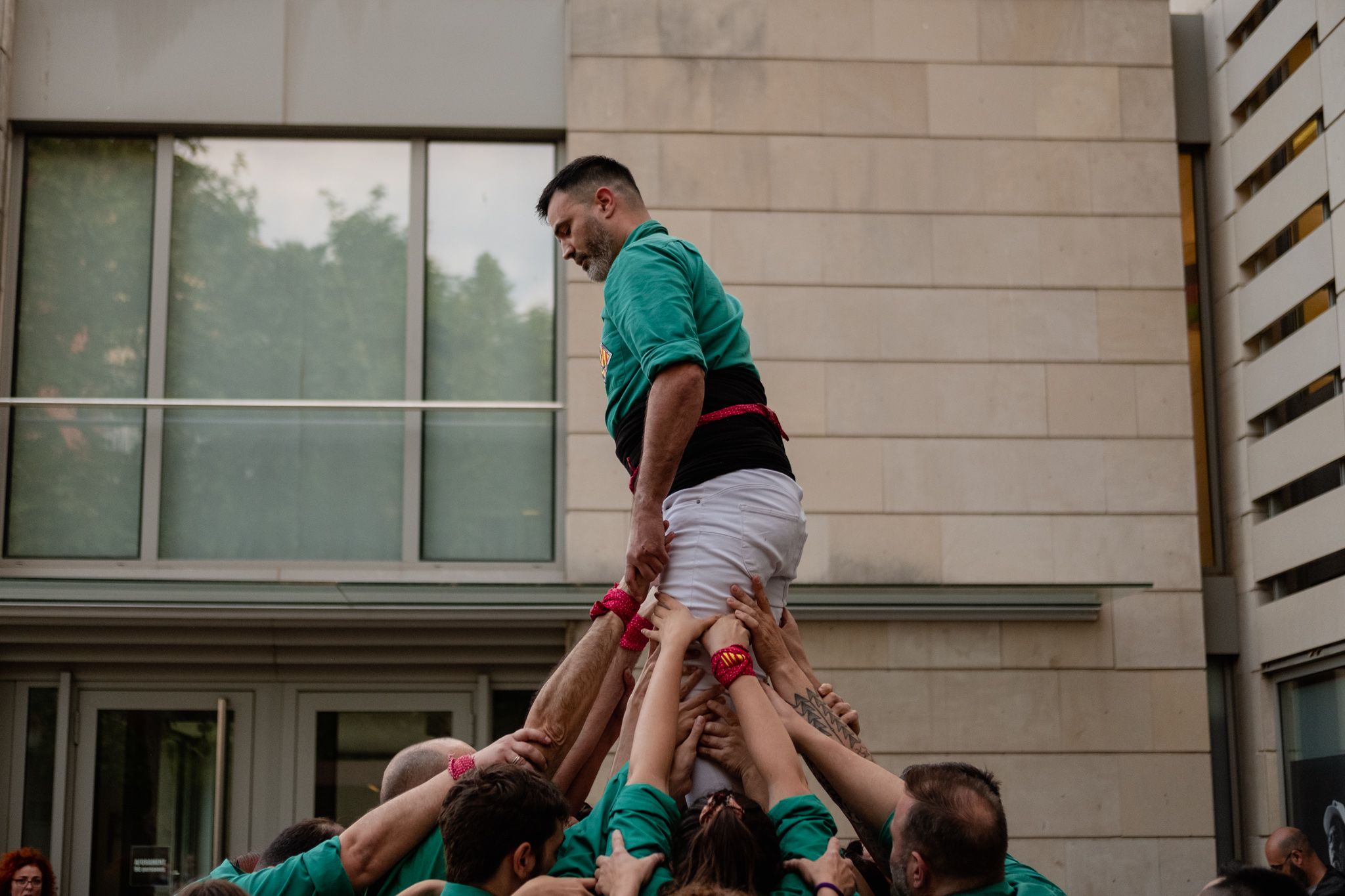 Actuació dels Castellers de Cerdanyola en la inauguració de la seva exposició a la Biblioteca Central. FOTO: Ale Gómez