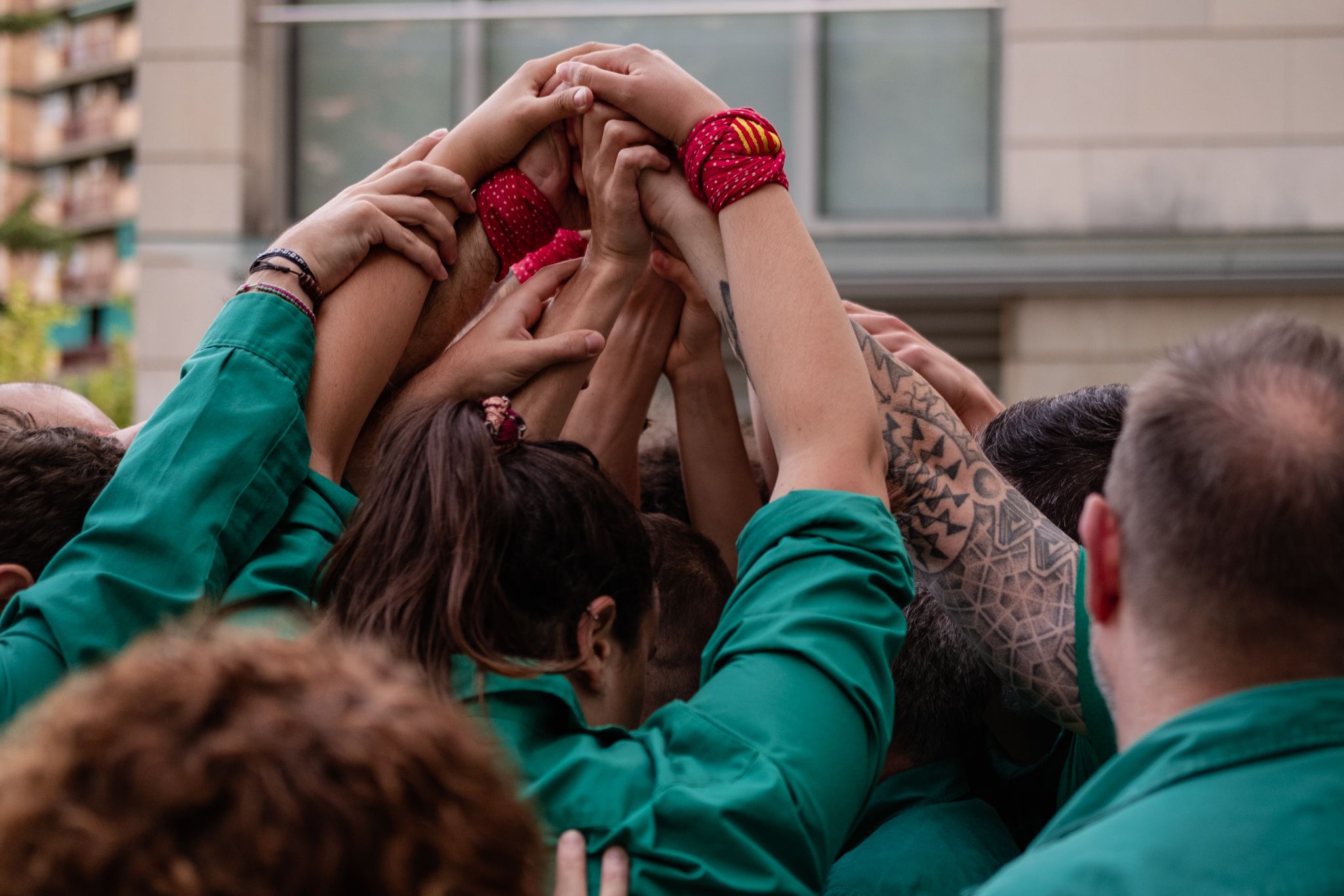 Actuació dels Castellers de Cerdanyola en la inauguració de la seva exposició a la Biblioteca Central. FOTO: Ale Gómez