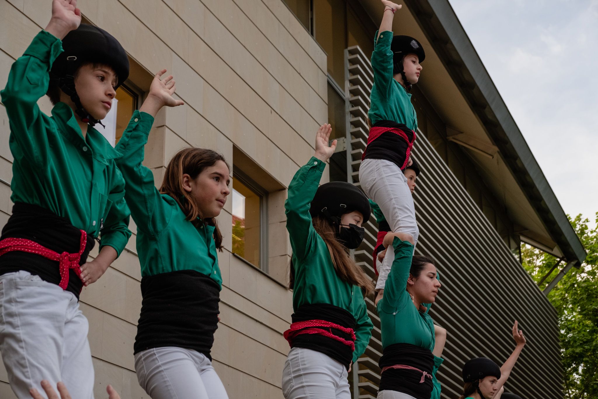 Actuació dels Castellers de Cerdanyola en la inauguració de la seva exposició a la Biblioteca Central. FOTO: Ale Gómez