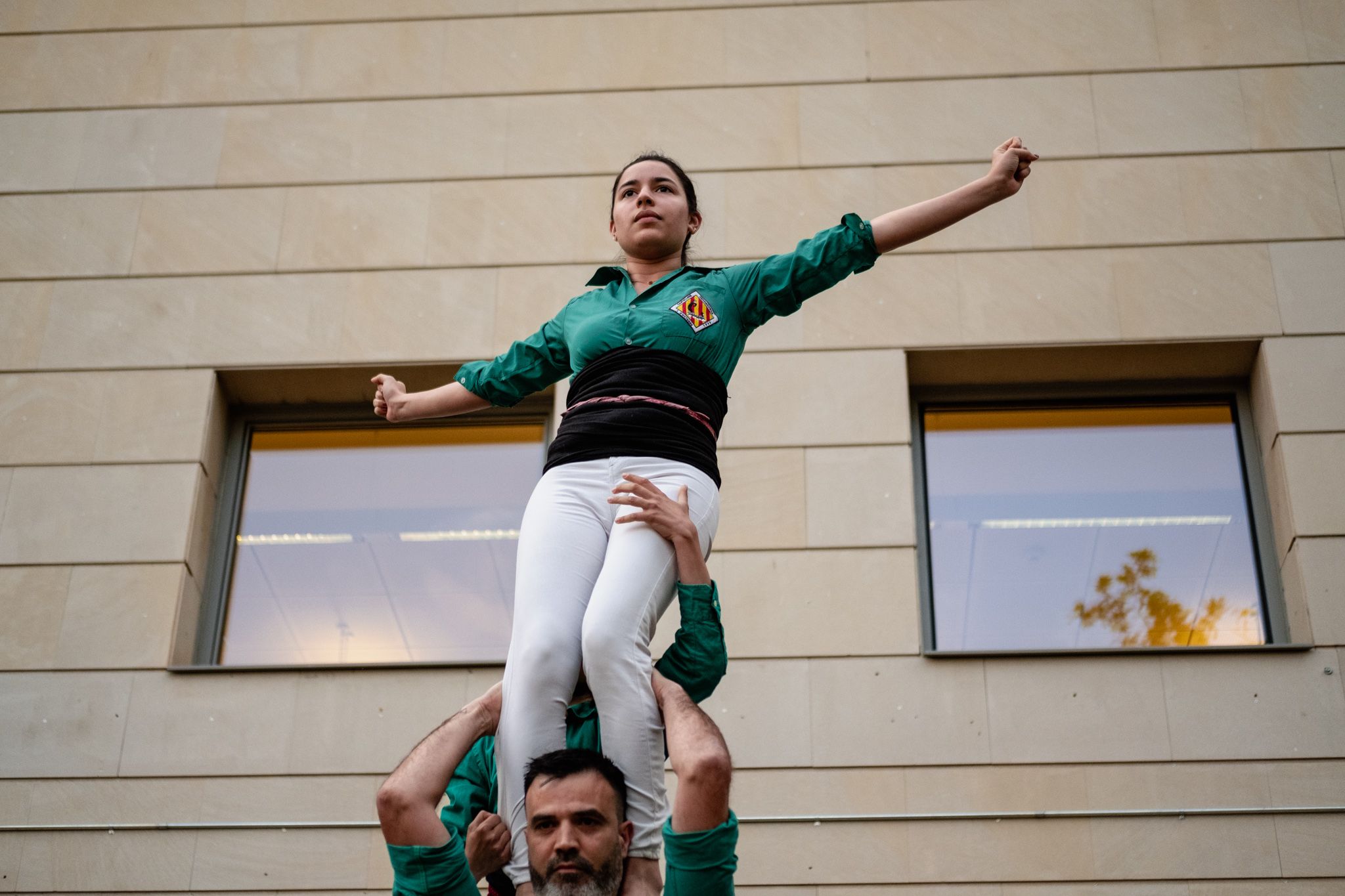 Actuació dels Castellers de Cerdanyola en la inauguració de la seva exposició a la Biblioteca Central. FOTO: Ale Gómez