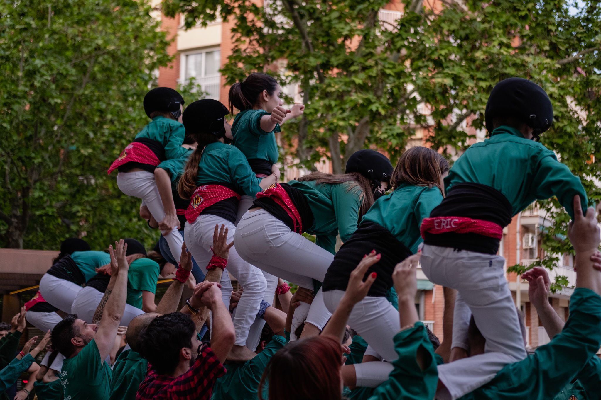 Actuació dels Castellers de Cerdanyola en la inauguració de la seva exposició a la Biblioteca Central. FOTO: Ale Gómez