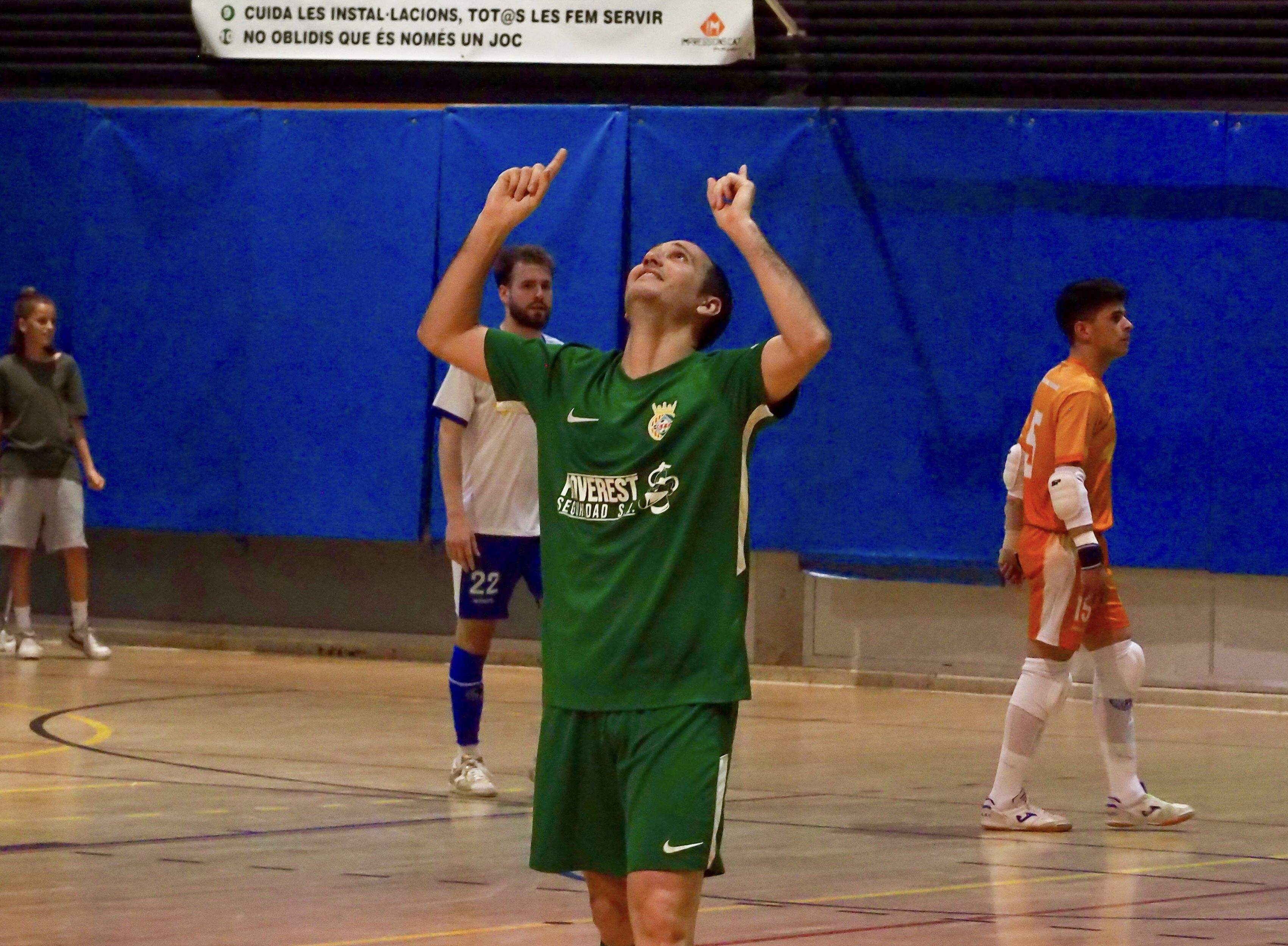 Hèctor Albadalejo celebra un gol al PEM Guiera amb el Cerdanyola Futbol Club. FOTO: Mónica GM