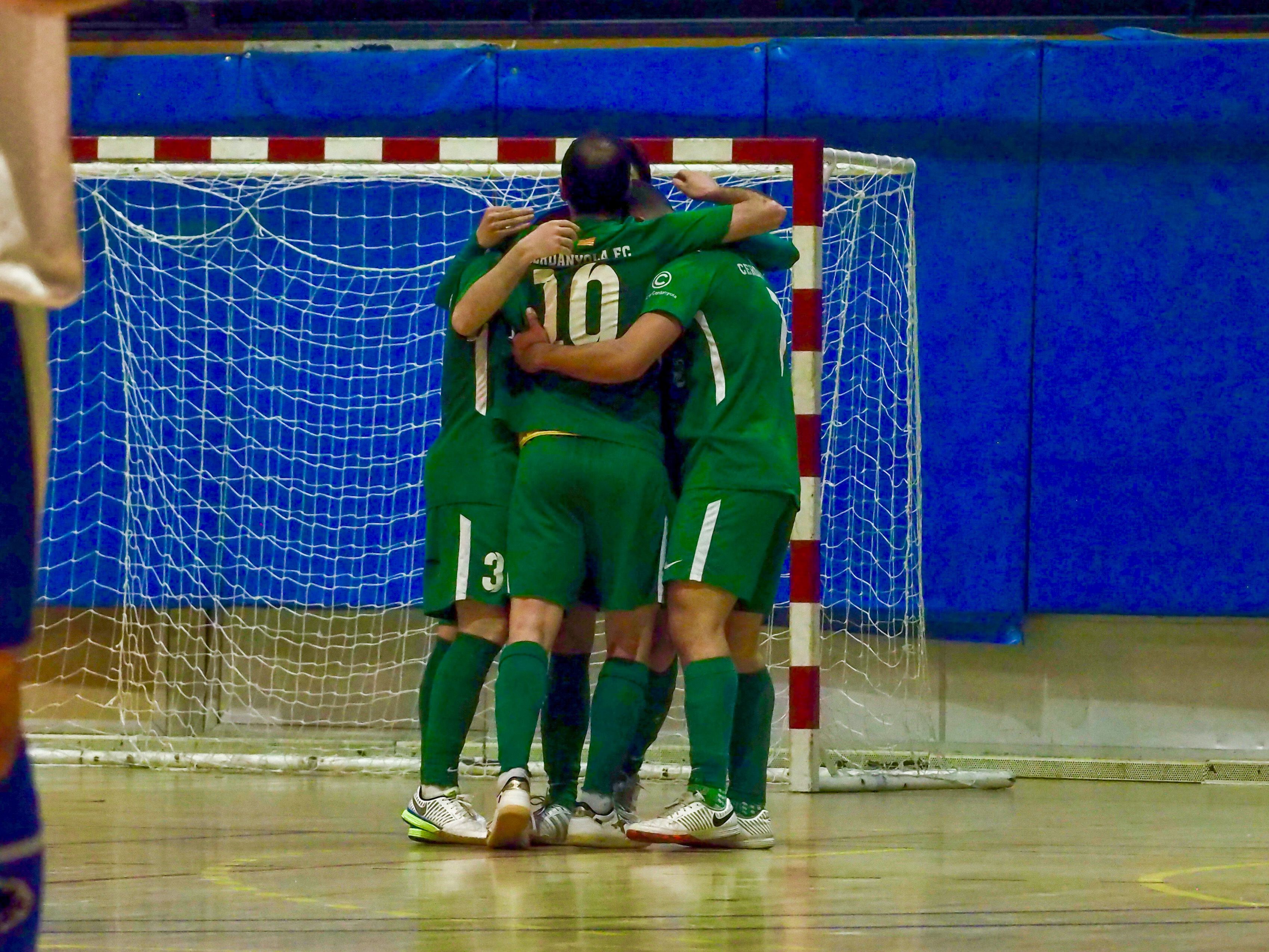 El Cerdanyola Futbol club celebra un gol als quarts de final de la Copa Catalunya. FOTO: Mónica GM