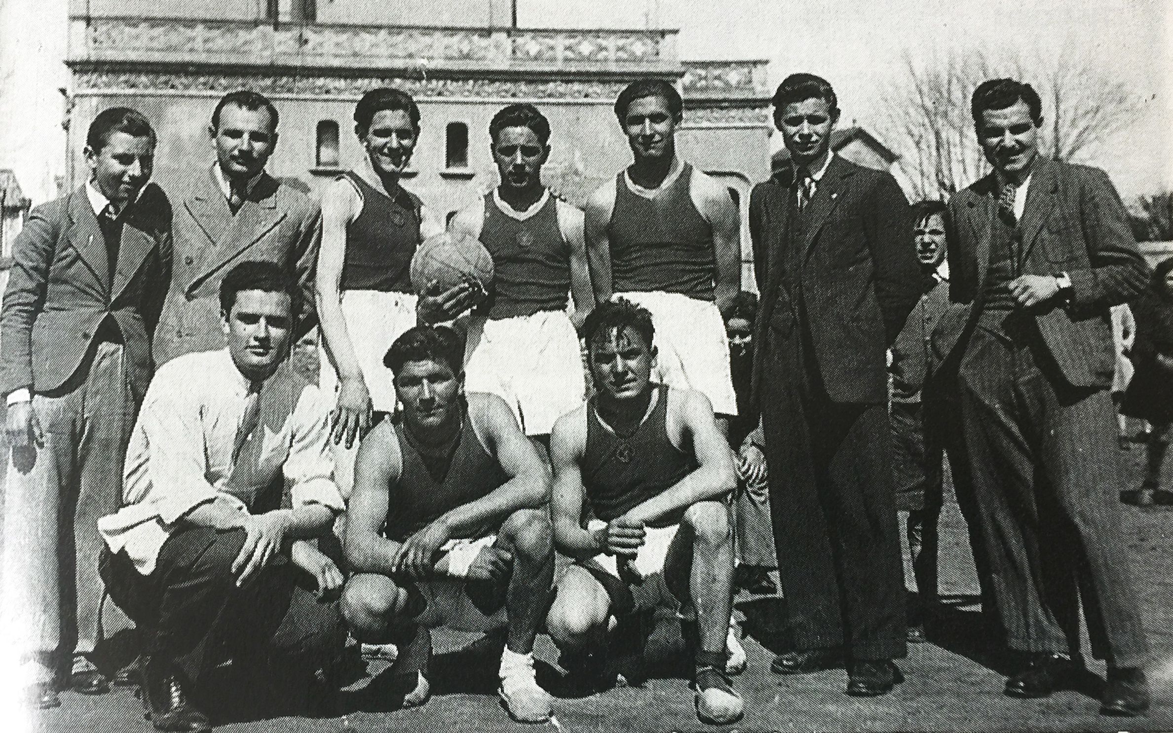 Equip de Basquet de la Uralita, anys 40 - (TOT Cerdanyola, 290) - Cedida per Joan Tomàs