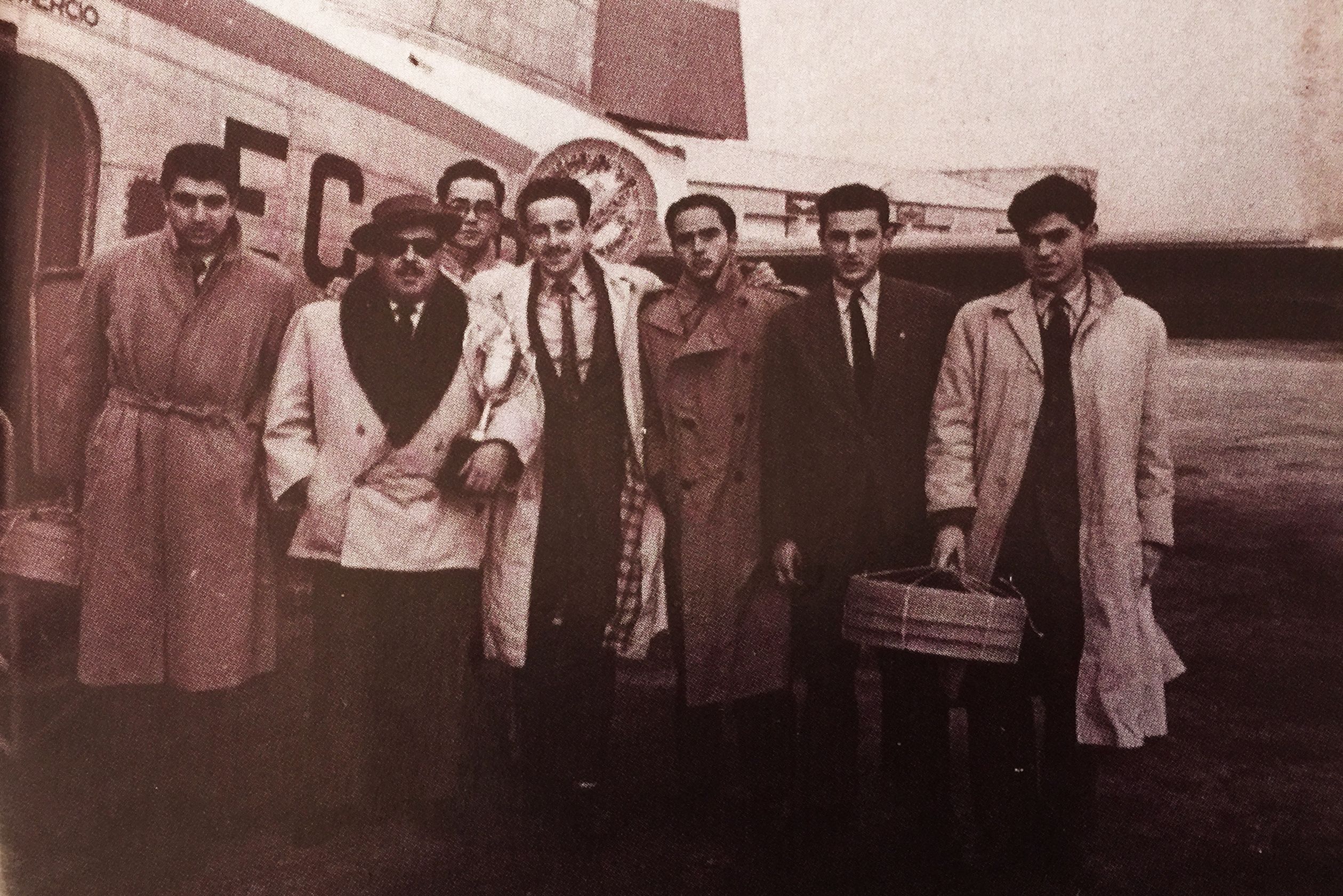 El Cerdanyola Club d'Hoquei amb la copa guanyada a Palma de Mallorca (19 desembre, 1951) (TOT Cerdanyola, 343)