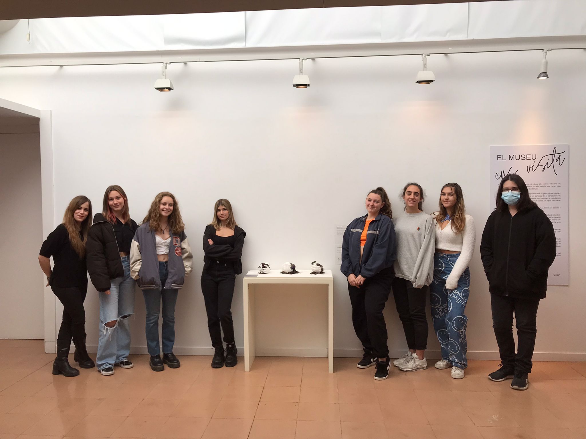 Alumnes en l'exposició que acull el MAC. FOTO: Cedida