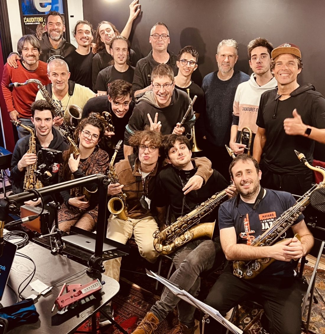 Els músics de Cromàtic a l’interior de l’escola. FOTO: Cedida