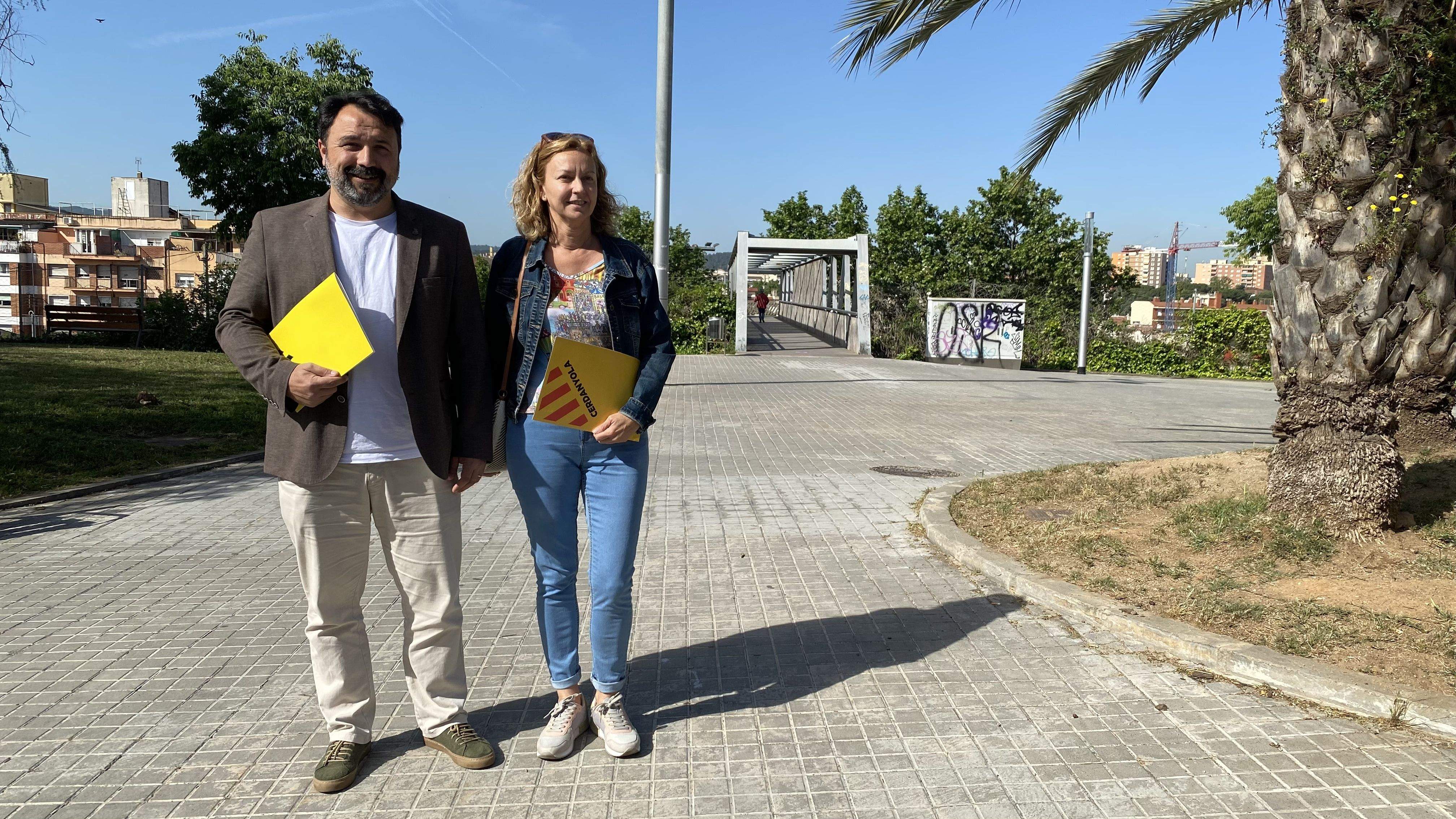 Els regidors d'ERC, Albert Turon i Carme Pina, al barri de La Farigola. FOTO: Mónica GM