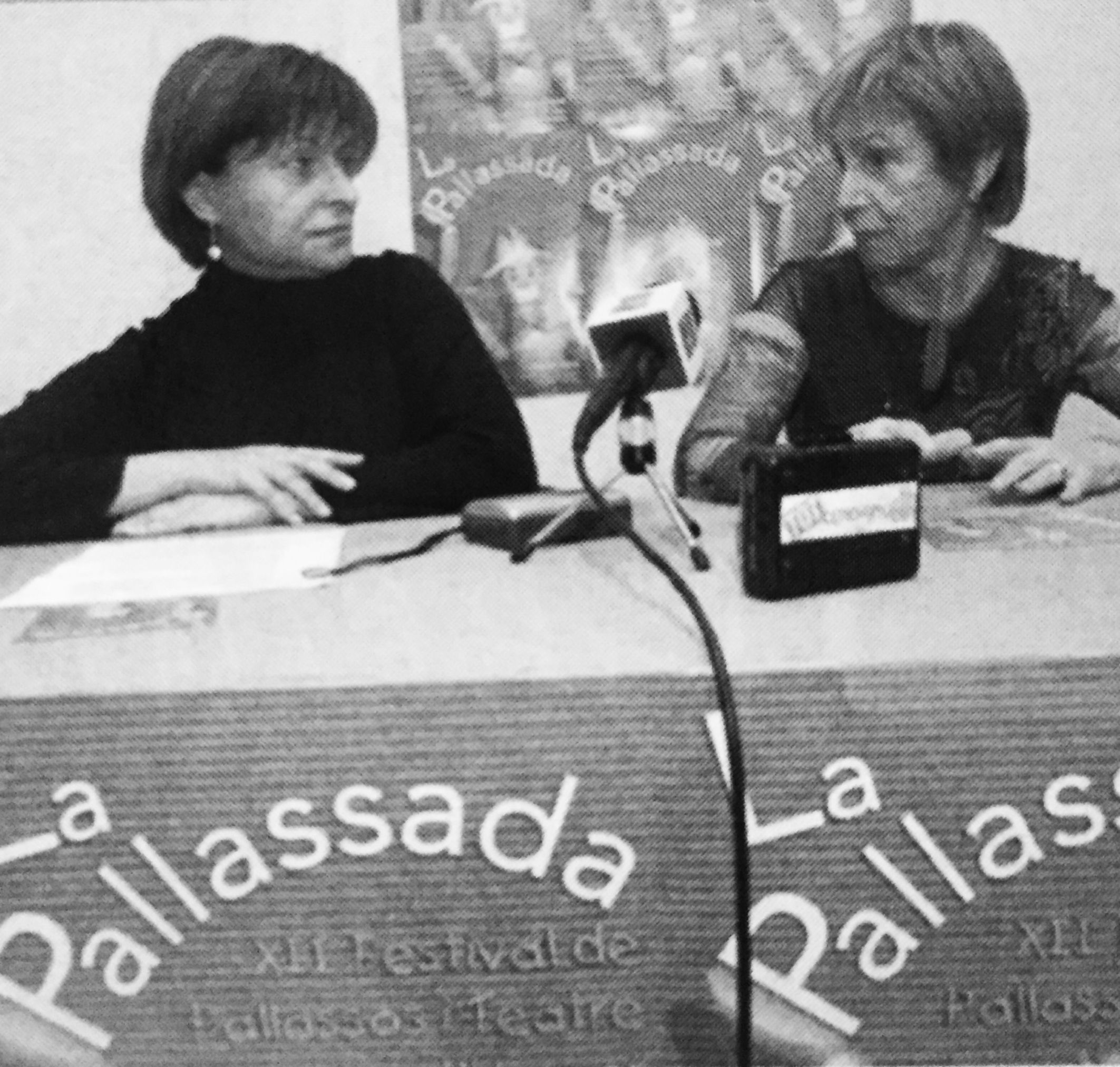 Rosa Maria Soler (a la dreta), històrica president de Bambalina, presenta el Festival La Pallassada, l'any 2005. FOTO: Arxiu del TOT