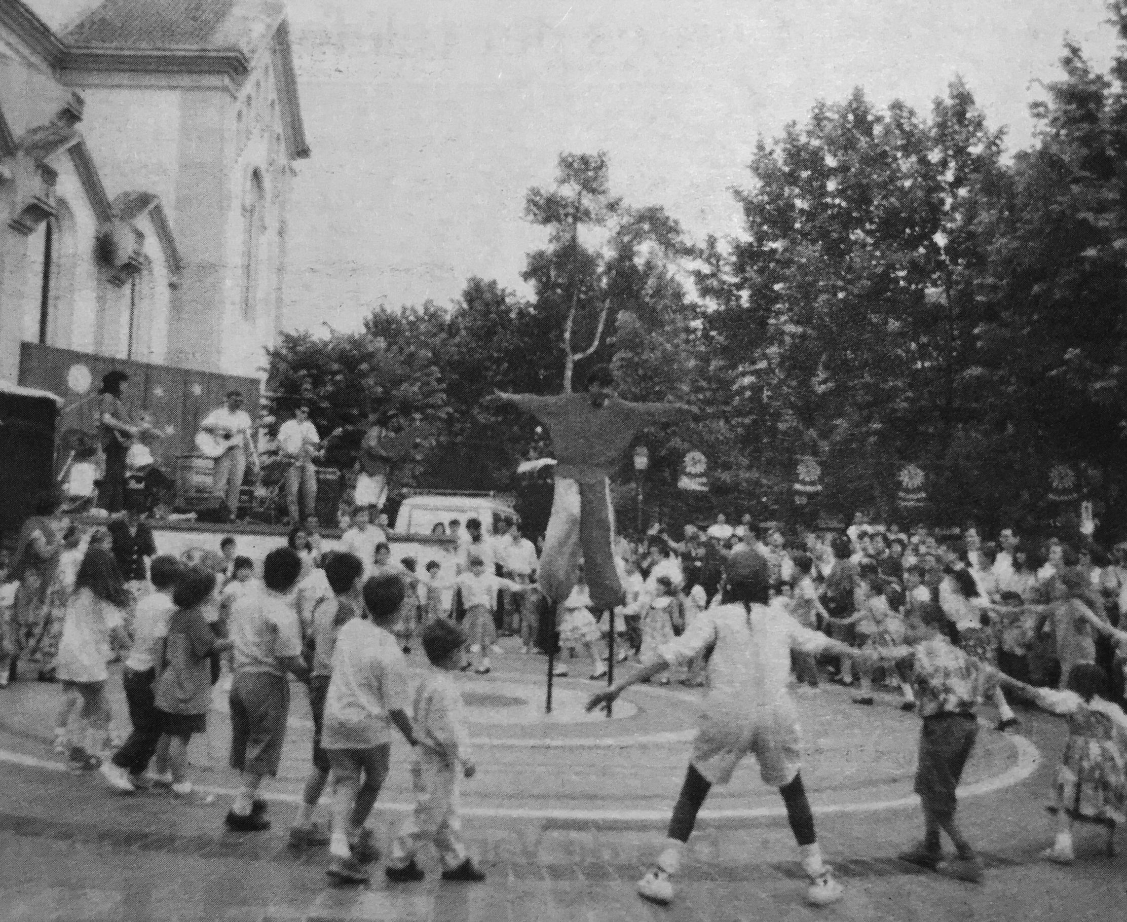 Activitat de la Mostra de Rialles, a la Plaça de l'Esglesia de Cerdanyola del Vallès. FOTO: Arxiu del TOT