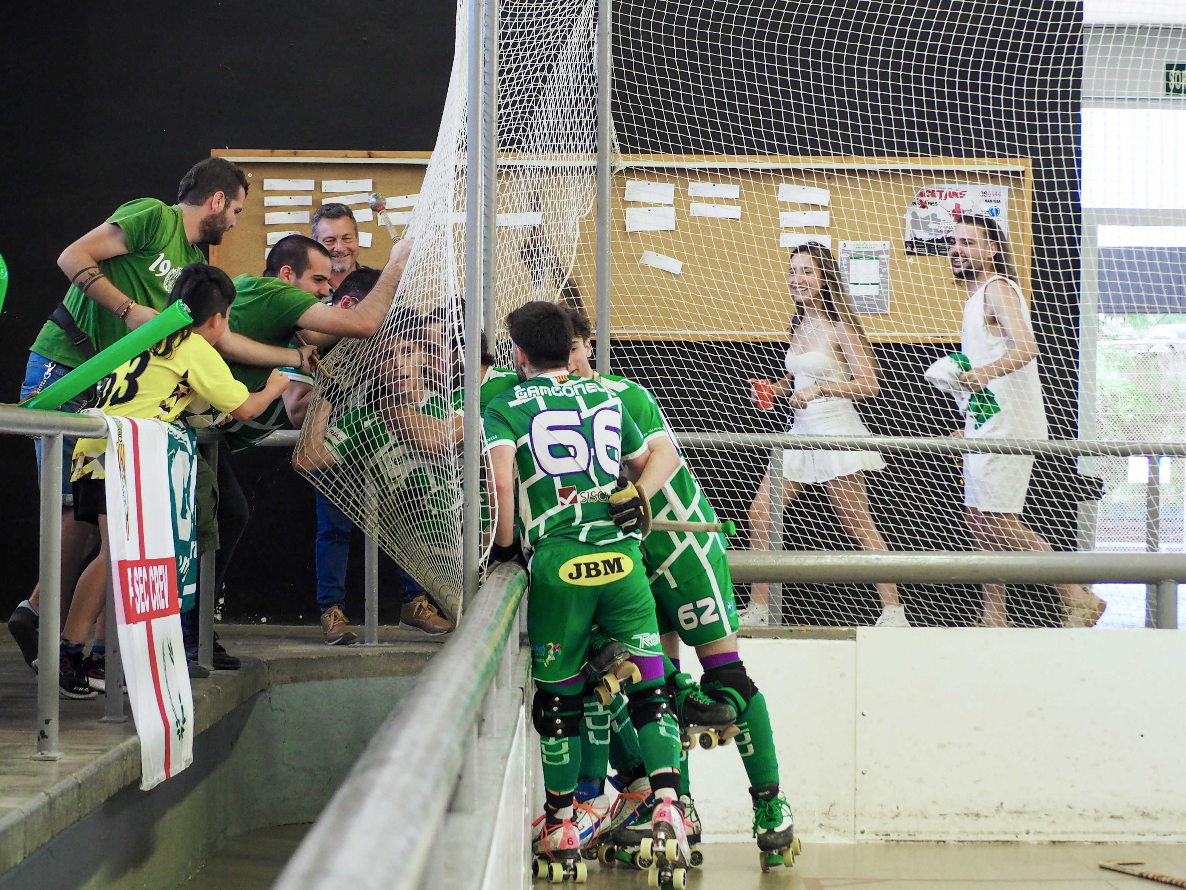 Els jugador del Cerdanyola Club d'Hoquei celebren un gol amb l'afició. FOTO: Mónica GM