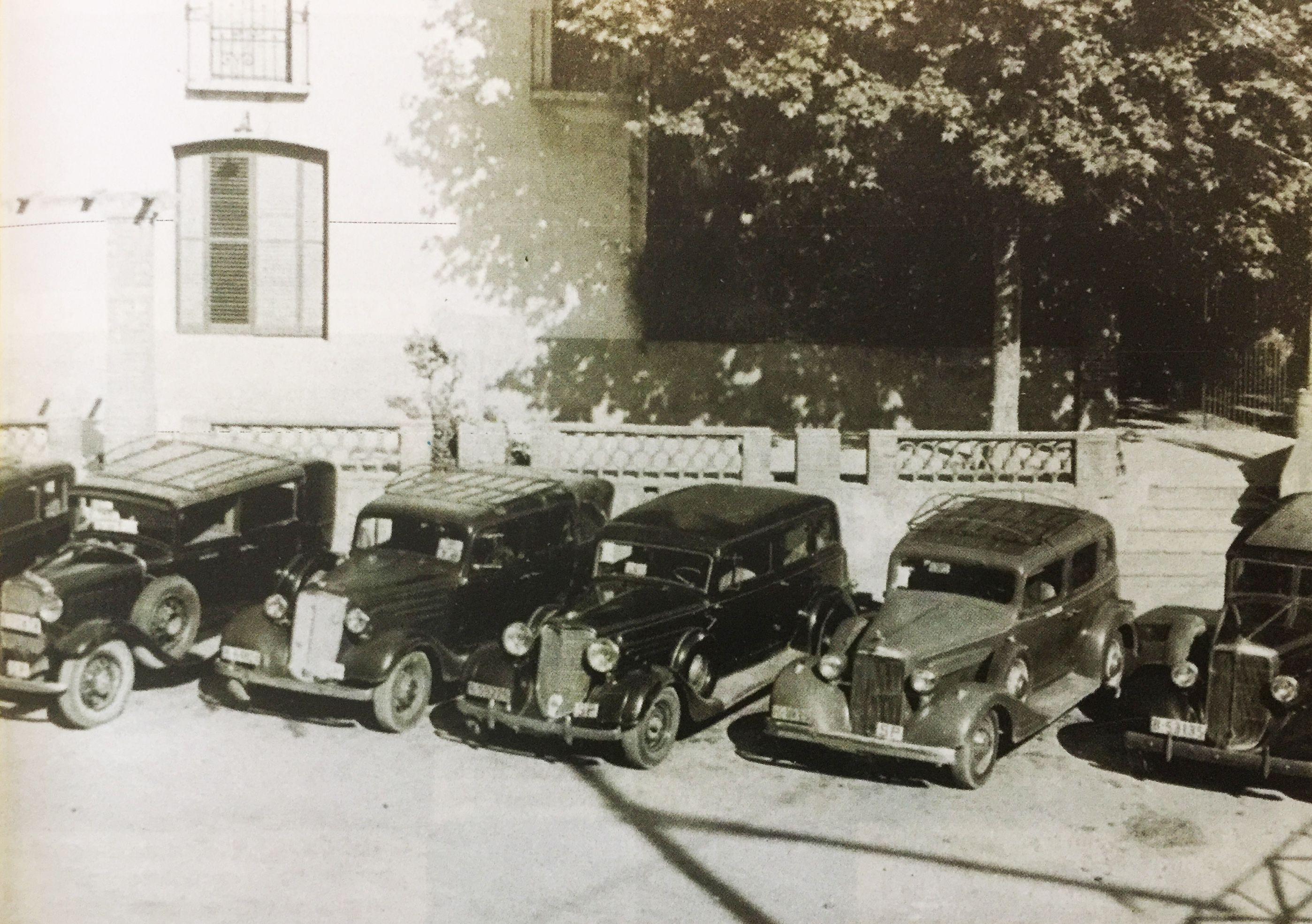 Flota de Taxis aparcada davant de l'Hotel Nord, anys 40 - Cedida pel Servei de Patrimoni de l'Ajuntament de Cerdanyola