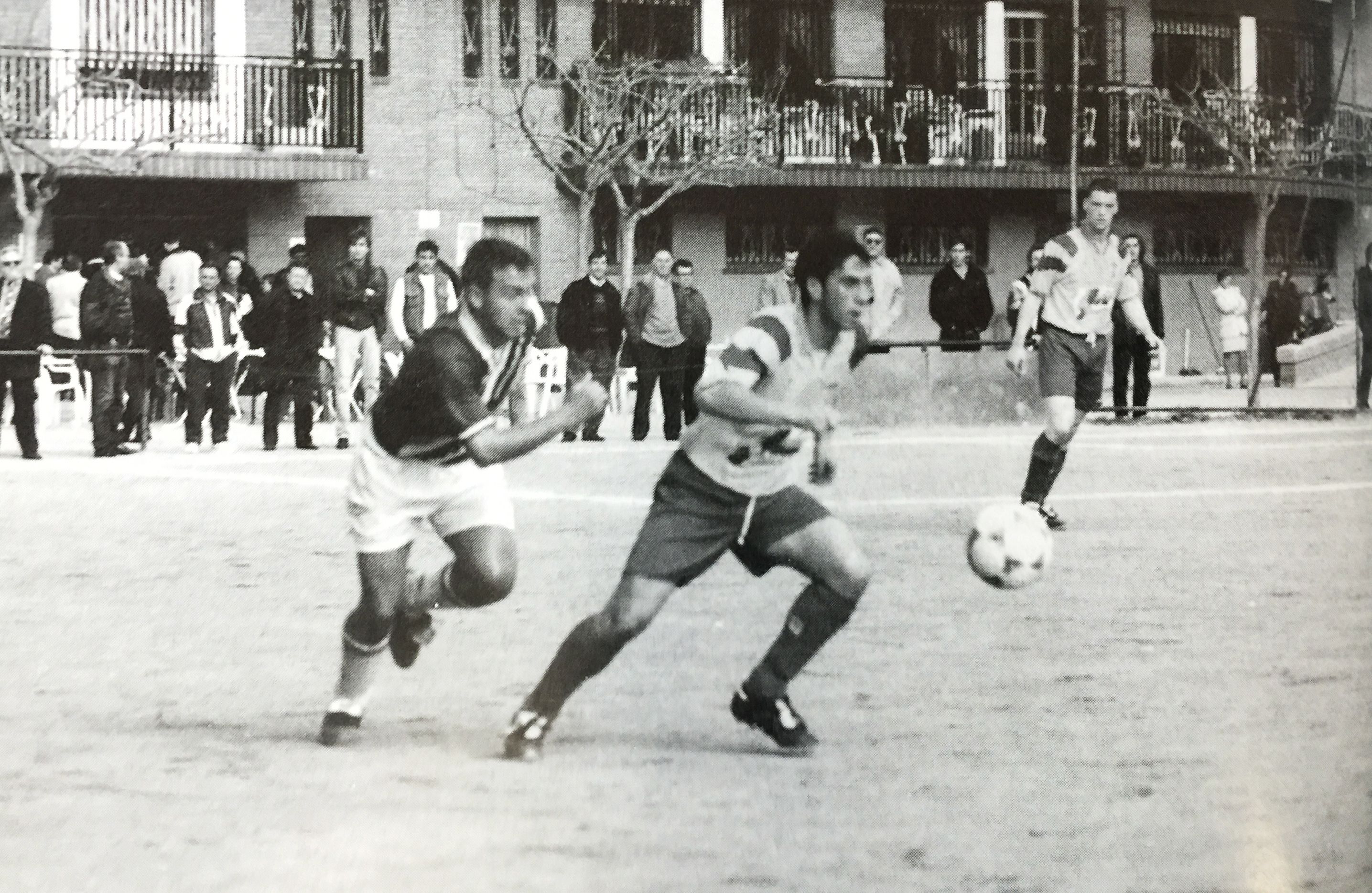 Partit de Futbol al desaparegut camp del Carrer Santa Anna (1998)
