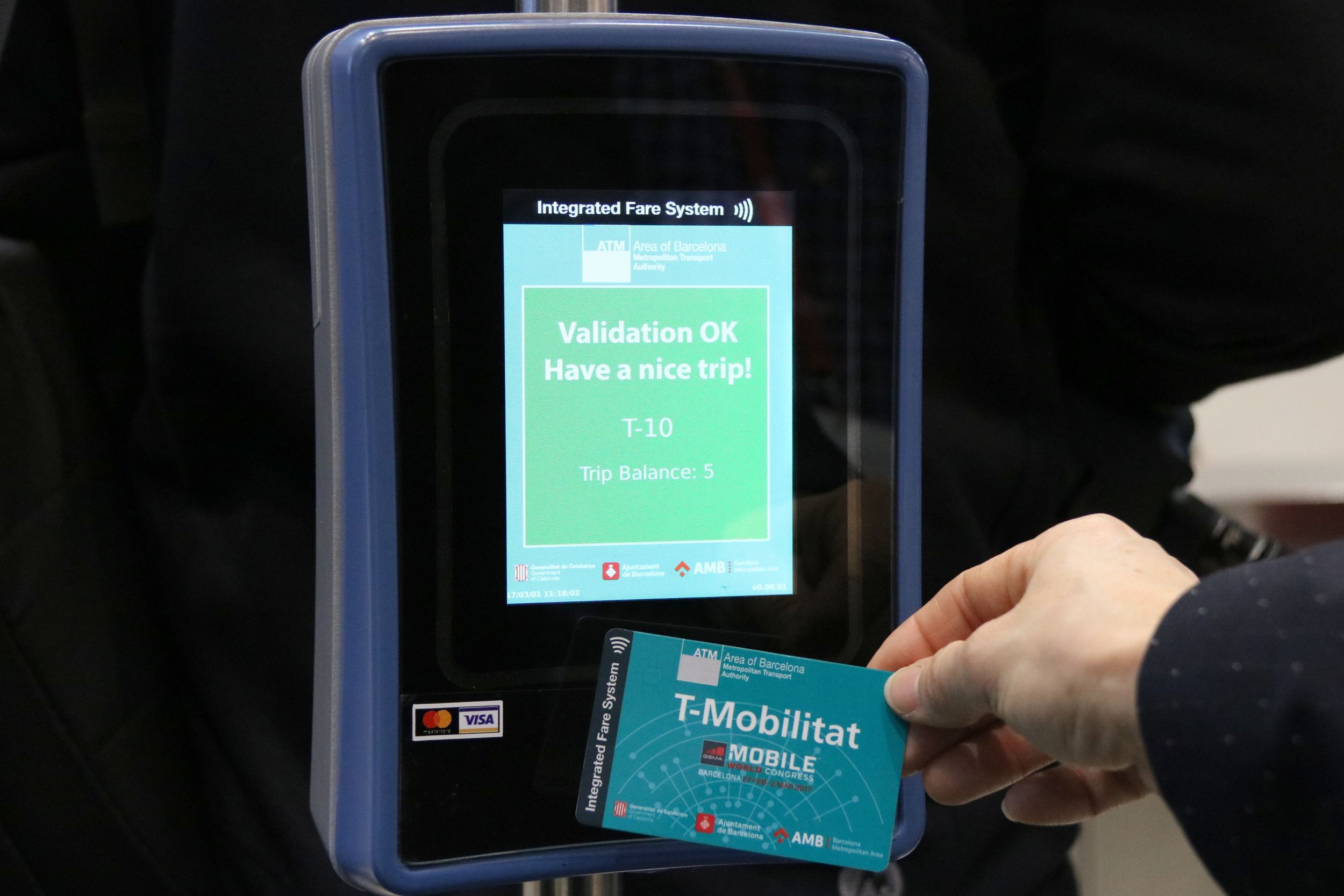 Demostració del funcionament de la T-Mobilitat. FOTO: ACN