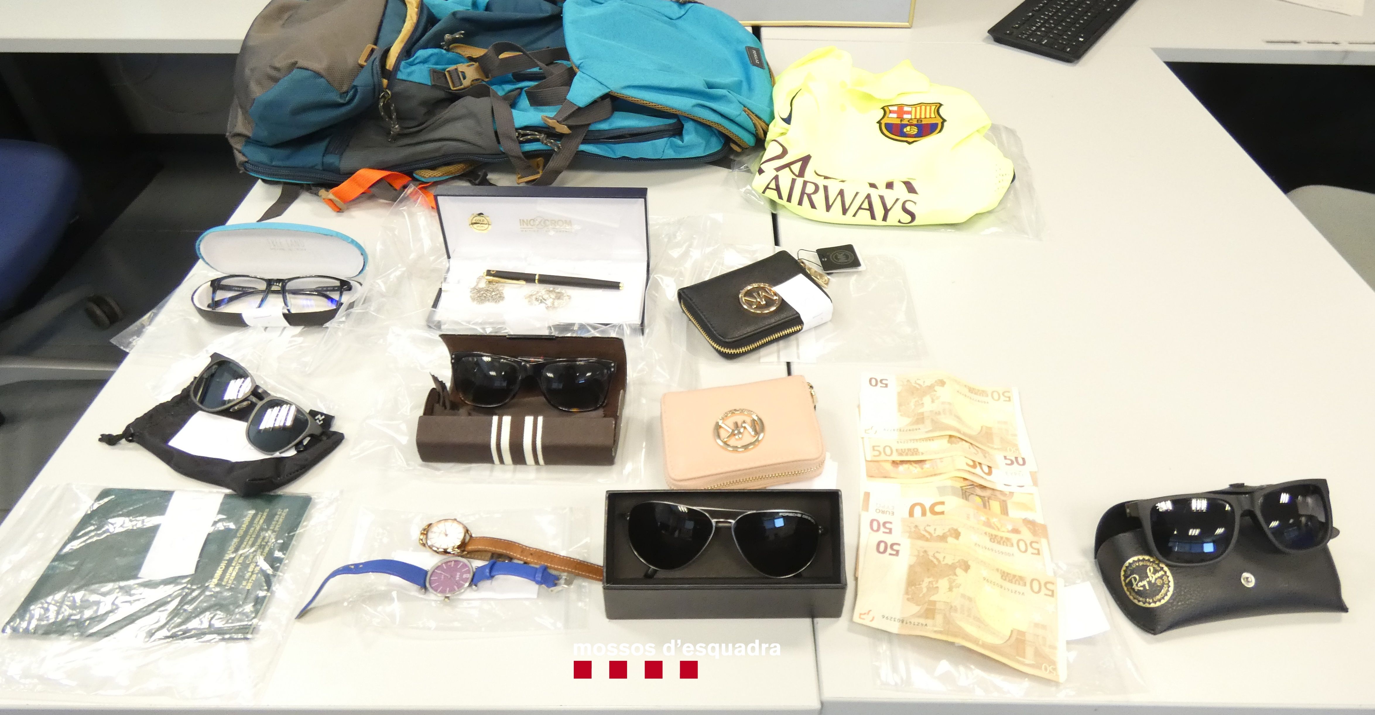 Objectes robats a l'interior de vehicles. FOTO: Mossos d'Esquadra Objectes robats a l'interior de vehicles. FOTO: Mossos d'Esquadra