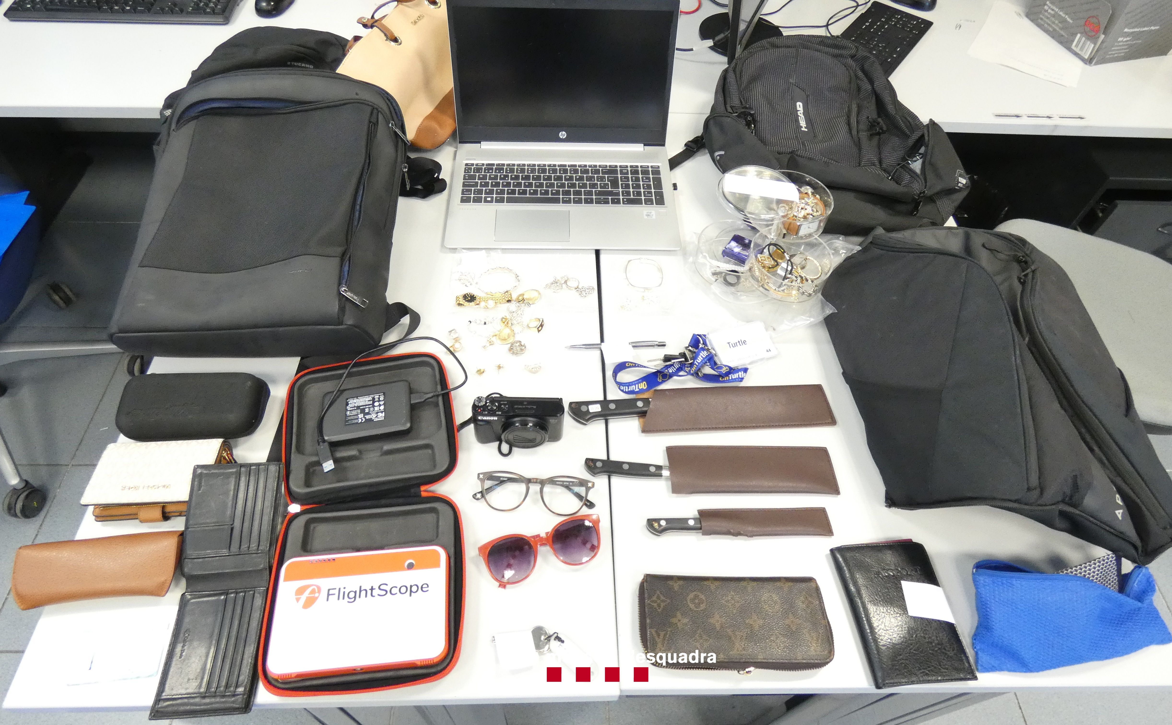 Objectes robats a l'interior de vehicles. FOTO: Mossos d'Esquadra Objectes robats a l'interior de vehicles. FOTO: Mossos d'Esquadra