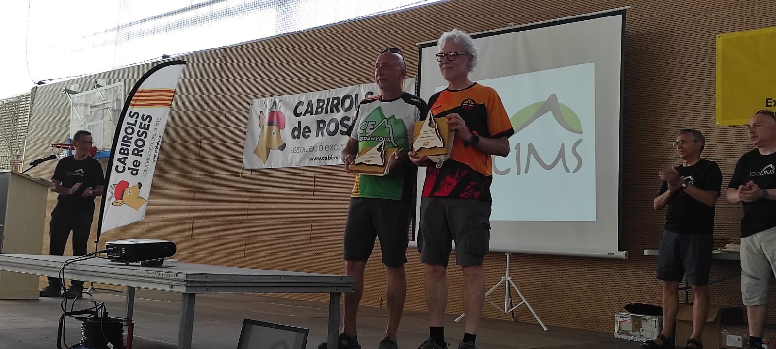 Manel Rodríguez recull el premi al CEM per haver completat 2.000 cims. FOTO: Cedida Manel Rodríguez recull el premi al CEM per haver completat 2.000 cims. FOTO: Cedida