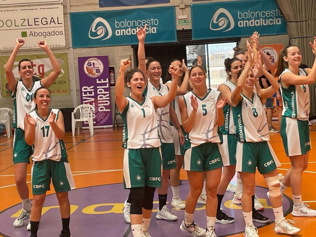 Les jugadores del Club Bàsquet Femení Cerdanyola celebrant la segona victòria a Granada. FOTO: CBF Cerdanyola Les jugadores del Club Bàsquet Femení Cerdanyola celebrant la segona victòria a Granada. FOTO: CBF Cerdanyola
