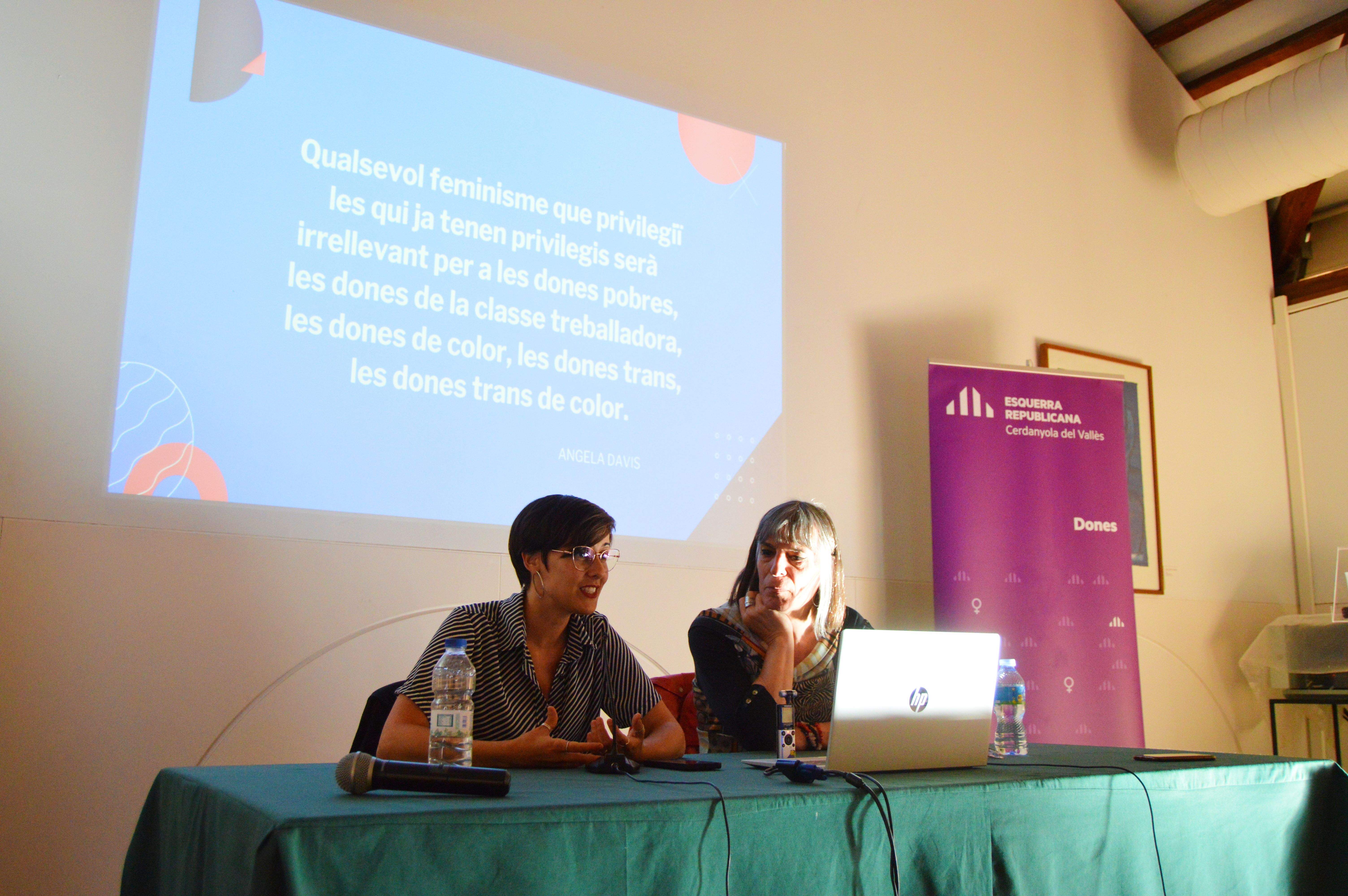 Clara Palau i Jenn Díaz d'ERC en una conferència sobre la llei trans. FOTO: Nora Muñoz Otero