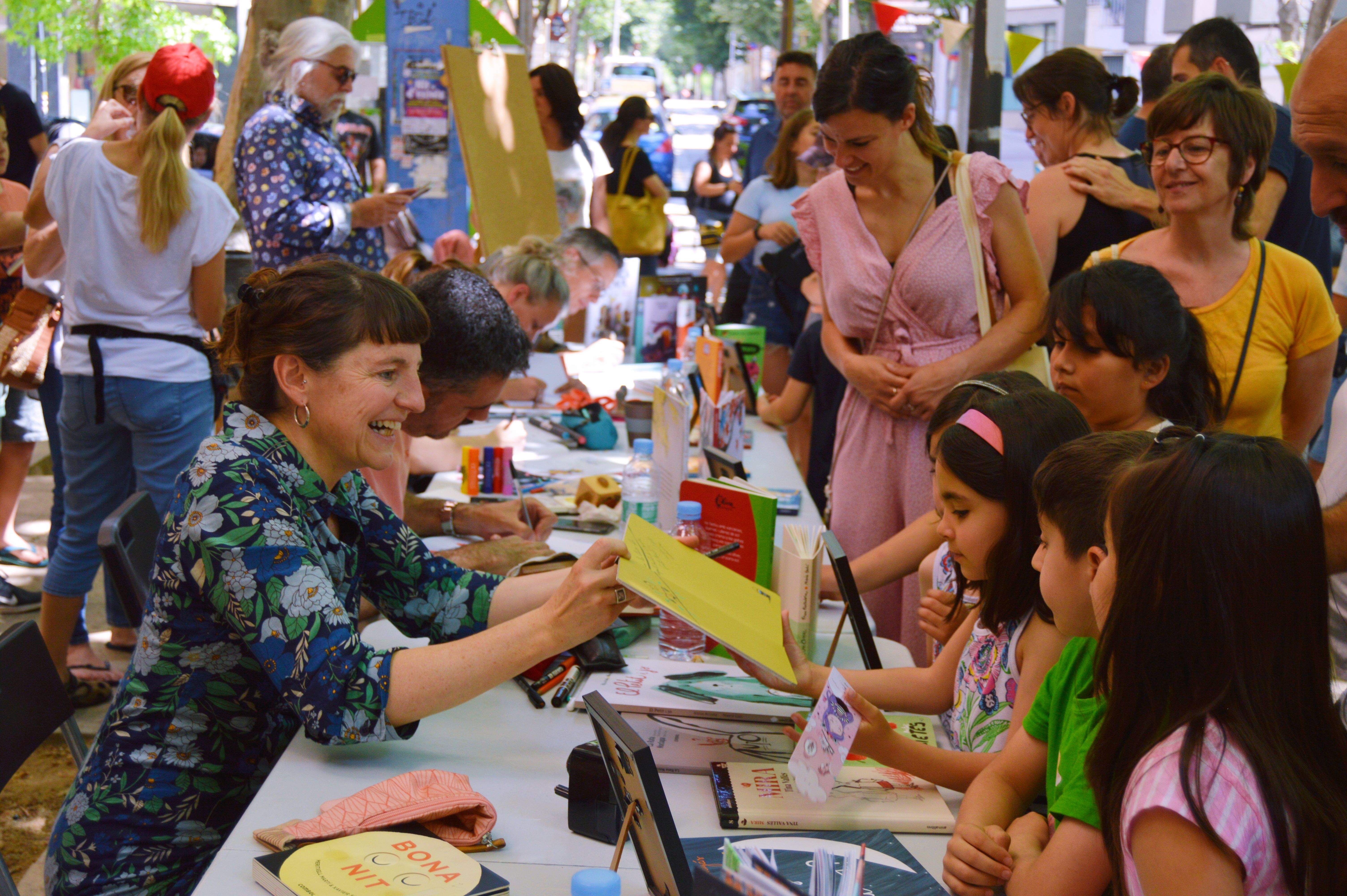 Infants i il·lustradors dels seus llibres favorits es troben a la Festa de la Il·lustració. FOTO: Nora Muñoz Otero