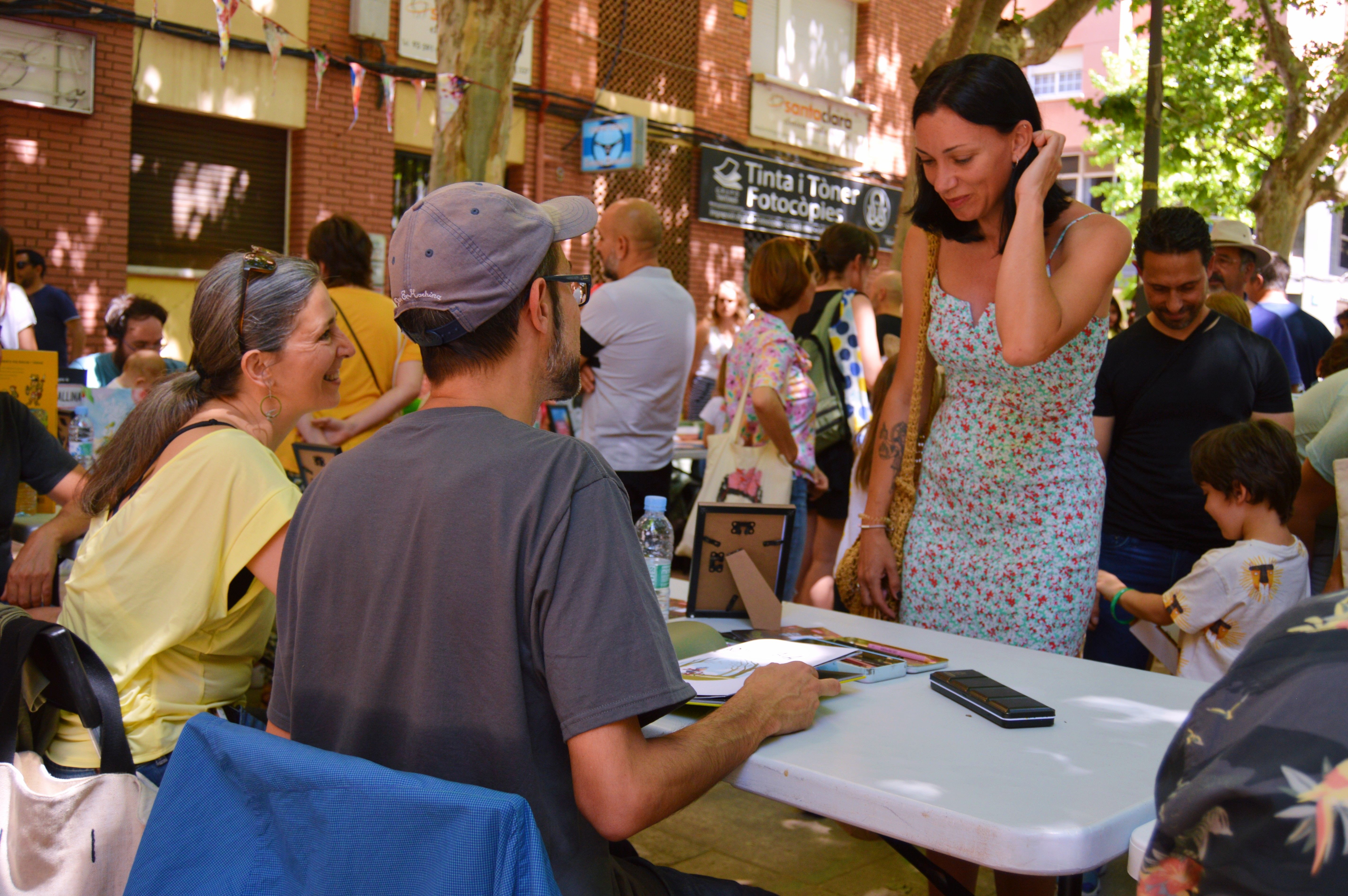 Molts pares i mares també s'han emocionat parlant amb els autors en la Festa de la Il·lustració de l'Aranya. FOTO: Nora Muñoz Otero