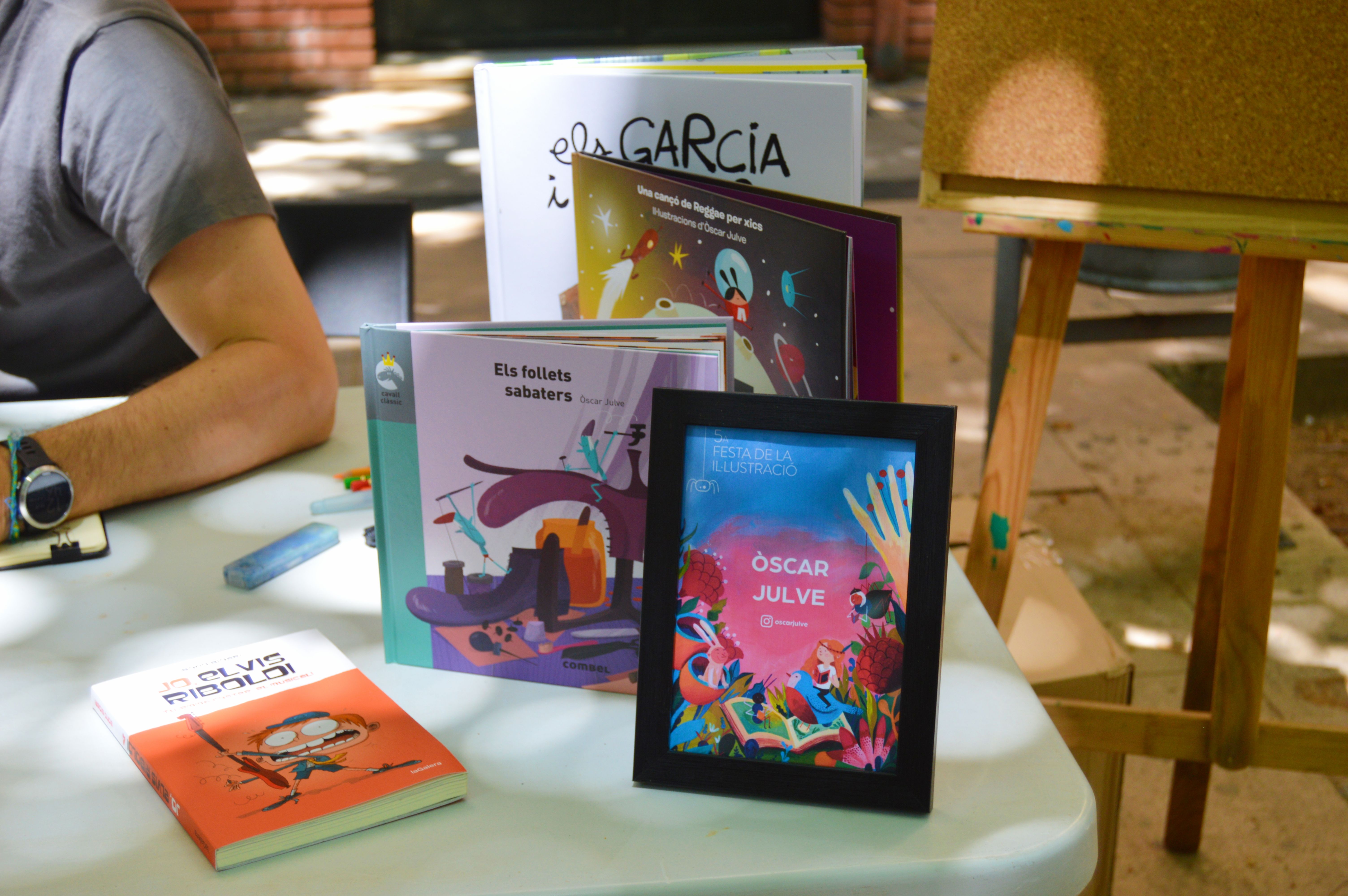 S'ha instal·lat en una taula per a cadascun dels 10 il·lustradors en la 5a Festa de la Il·lustració. FOTO: Nora Muñoz Otero S'ha instal·lat en una taula per a cadascun dels 10 il·lustradors en la 5a Festa de la Il·lustració. FOTO: Nora Muñoz Otero