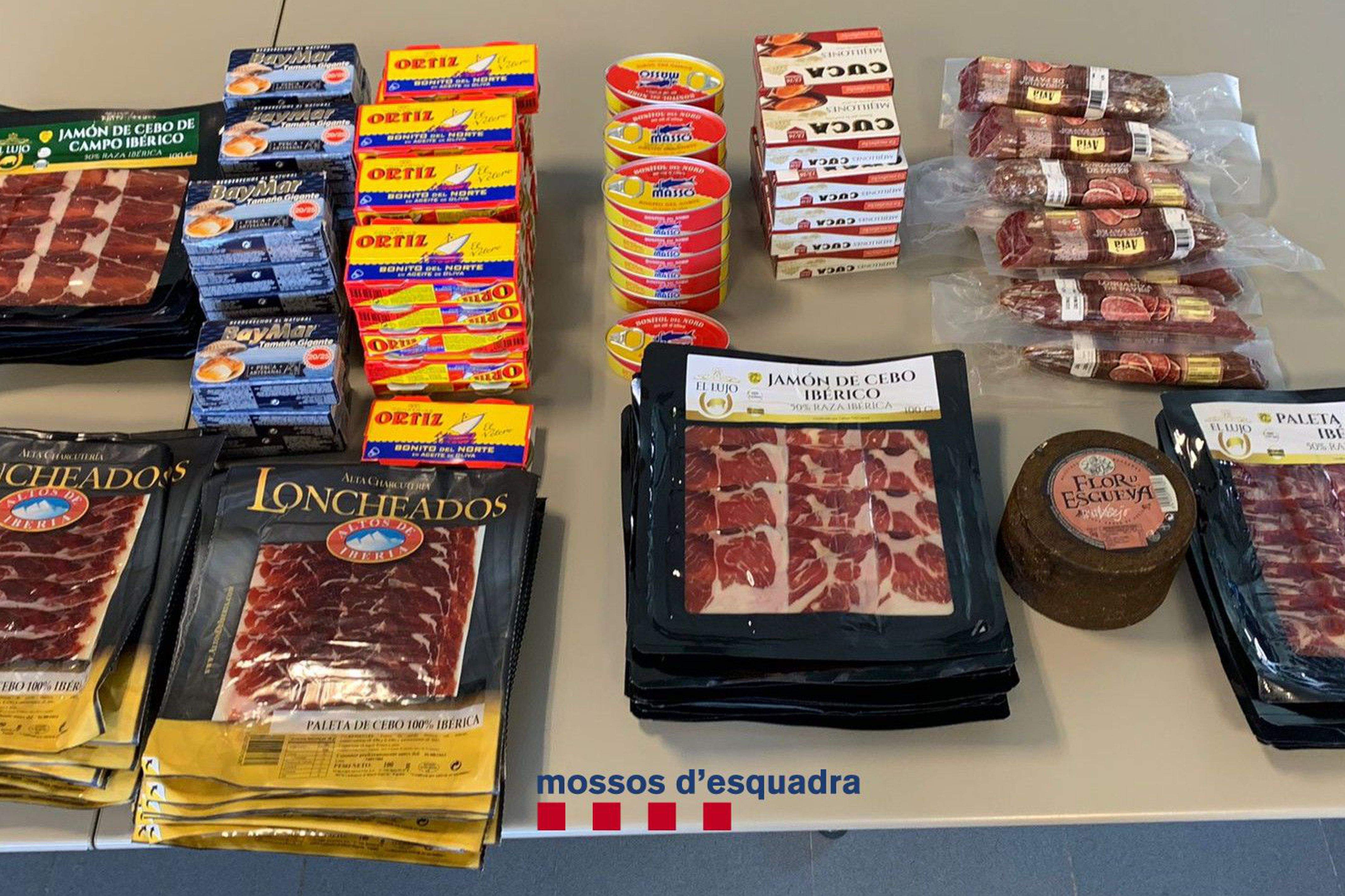 Diversos embotits i productes de conserva que les dues dones van robar a Torroella de Montgrí. FOTO: Cedida a l'ACN pels Mossos d'Esquadra