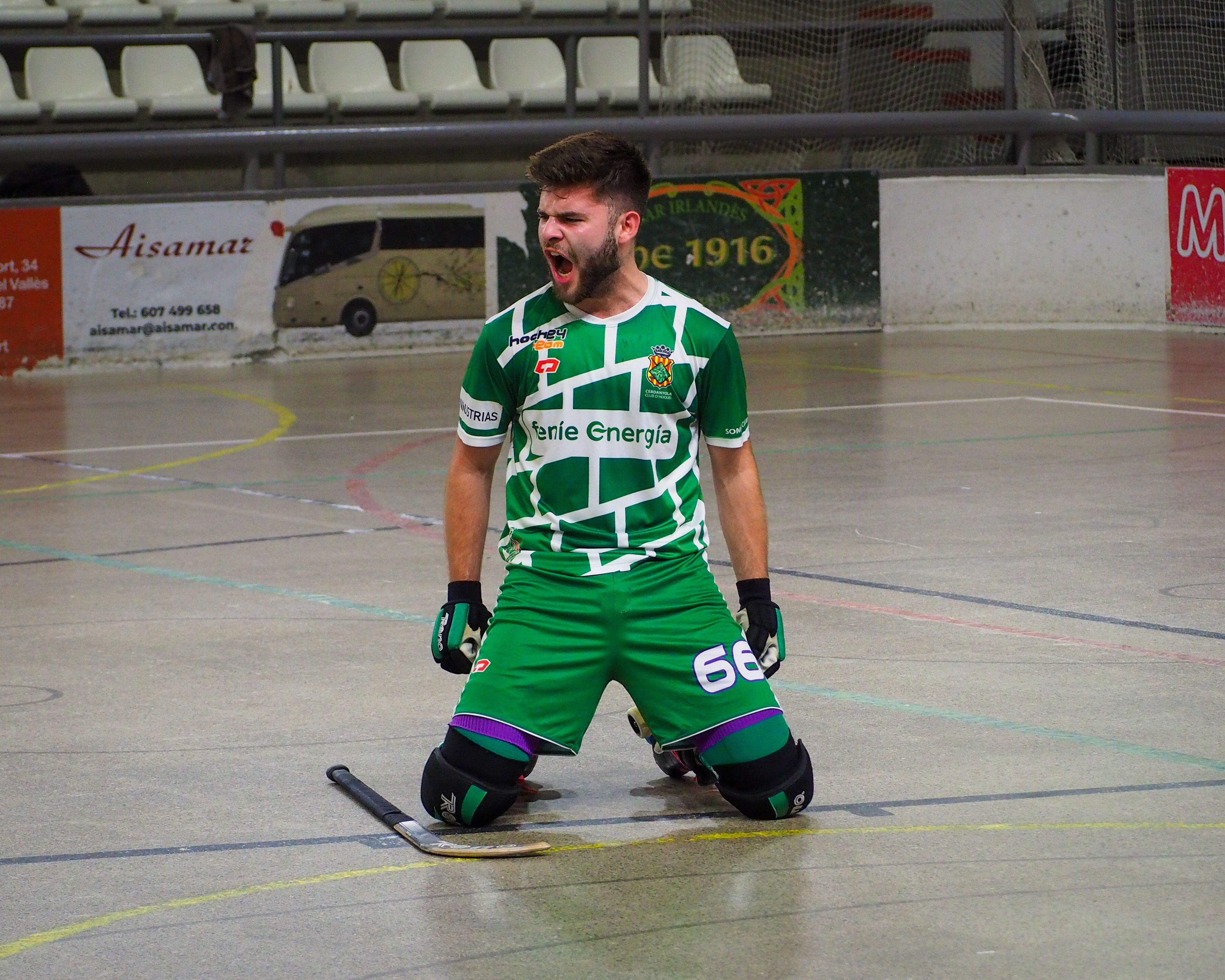 Arnau Gangonells del Cerdanyola Club d'Hoquei celebrant un gol contra el GEIG. FOTO: Mónica García Moreno