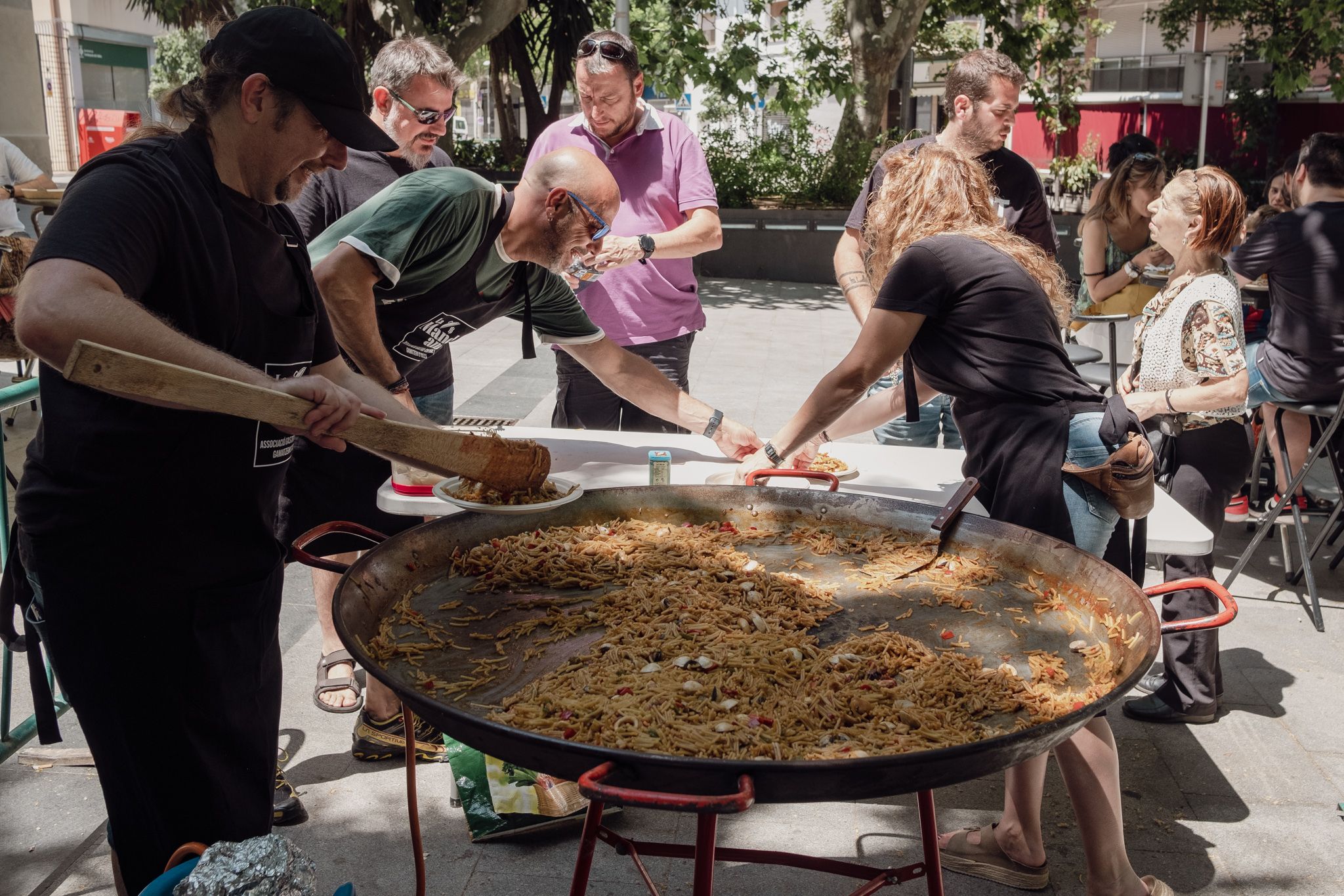 Fideuà de la 6a Fira de Comerç. FOTO: Ale Gómez