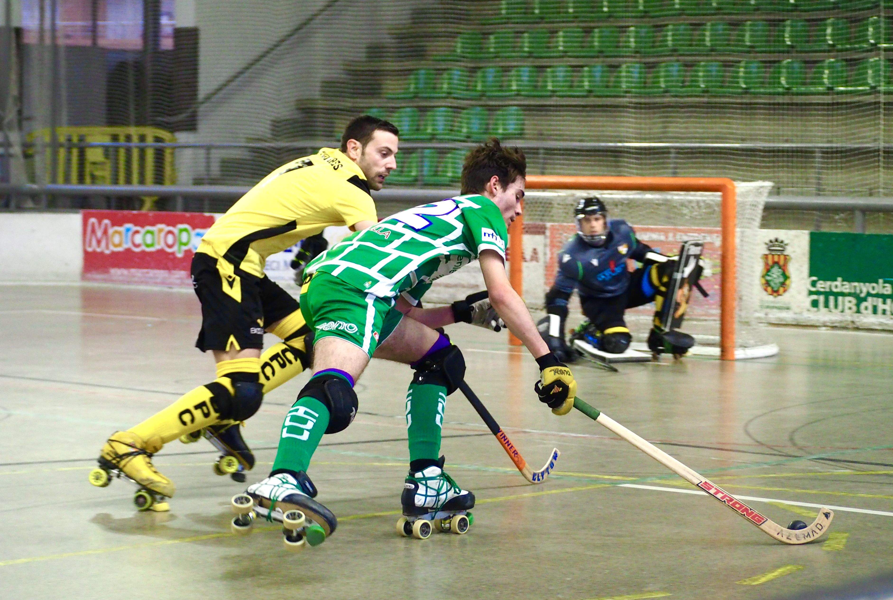 Marc Ramírez, del Cerdanyola Club d'Hoquei, disputa una bola contra el CP Congrés a Can Xarau. FOTO: Mónica GM