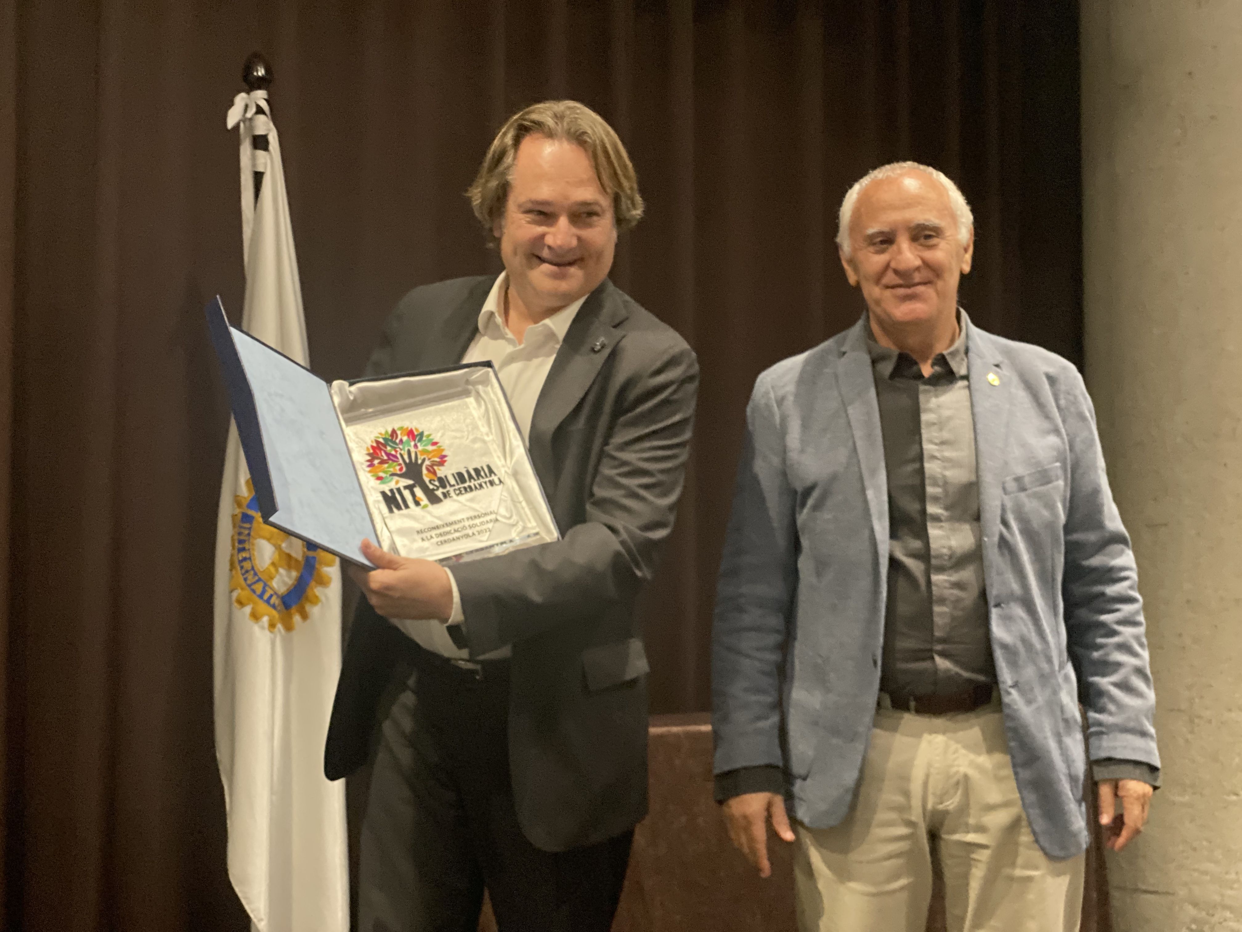 El president del Rotary local, Joaquin Gairín, entrega el reconeixement a Lluís Sisquella en la 3a Nit Solidària. FOTO: Mónica GM