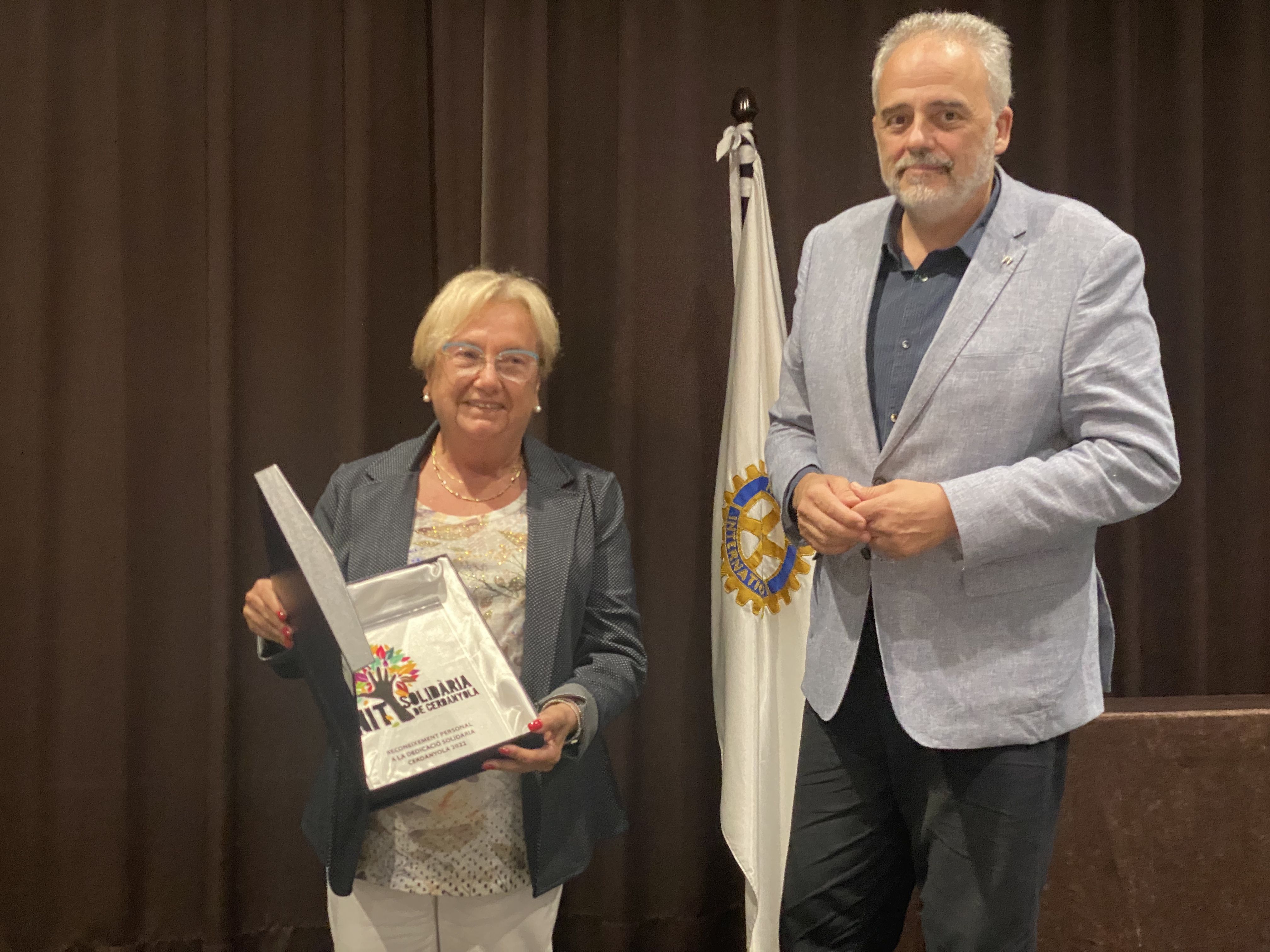 El rector de la UAB, Javier Lafuente, entrega el reconeixement a Carme Mimó en la 3a Nit Solidària. FOTO: Mónica GM