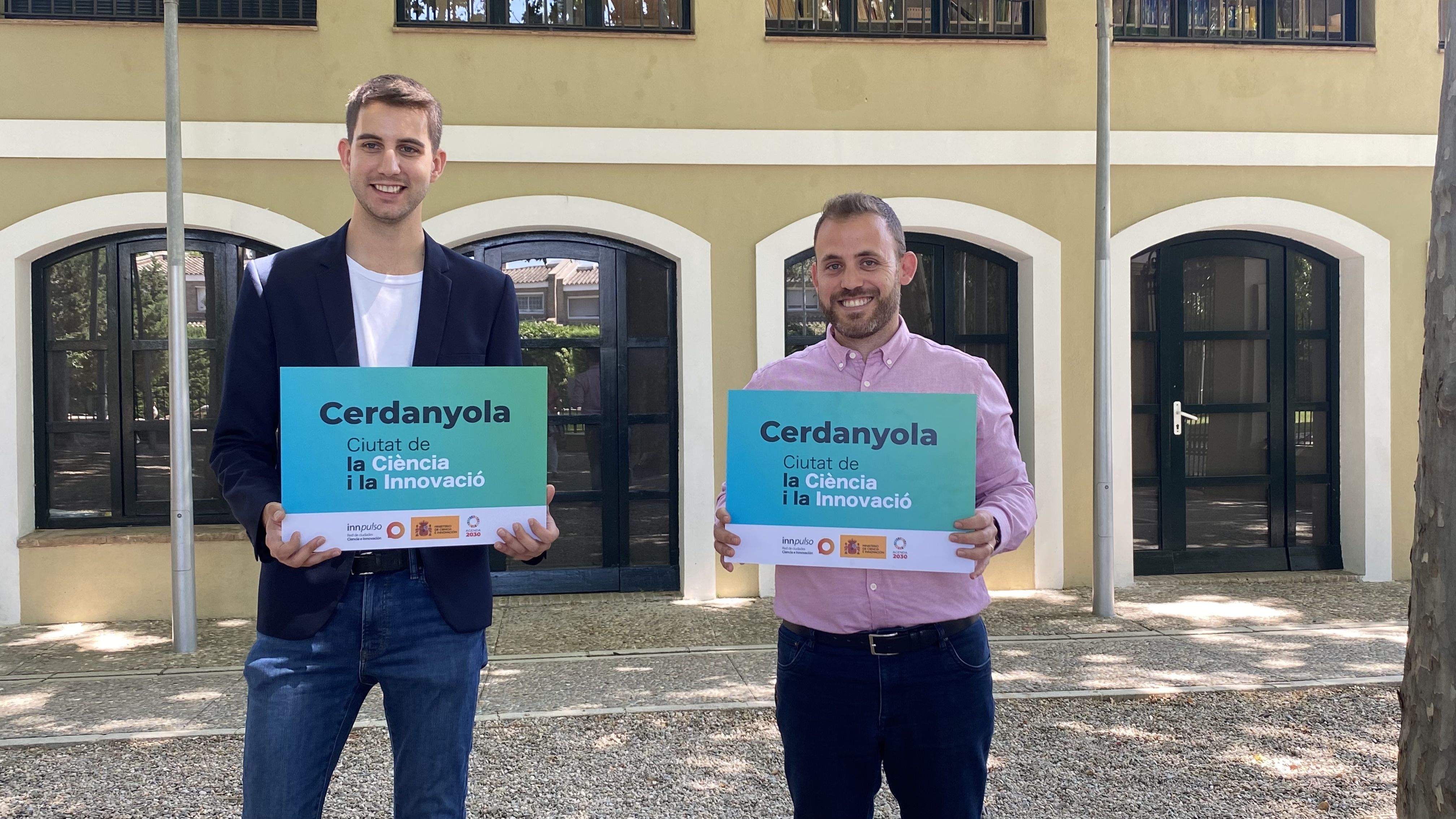 El regidor David González i l'alcalde Carlos Cordón amb la imatge de la distinció. FOTO: Mónica GM