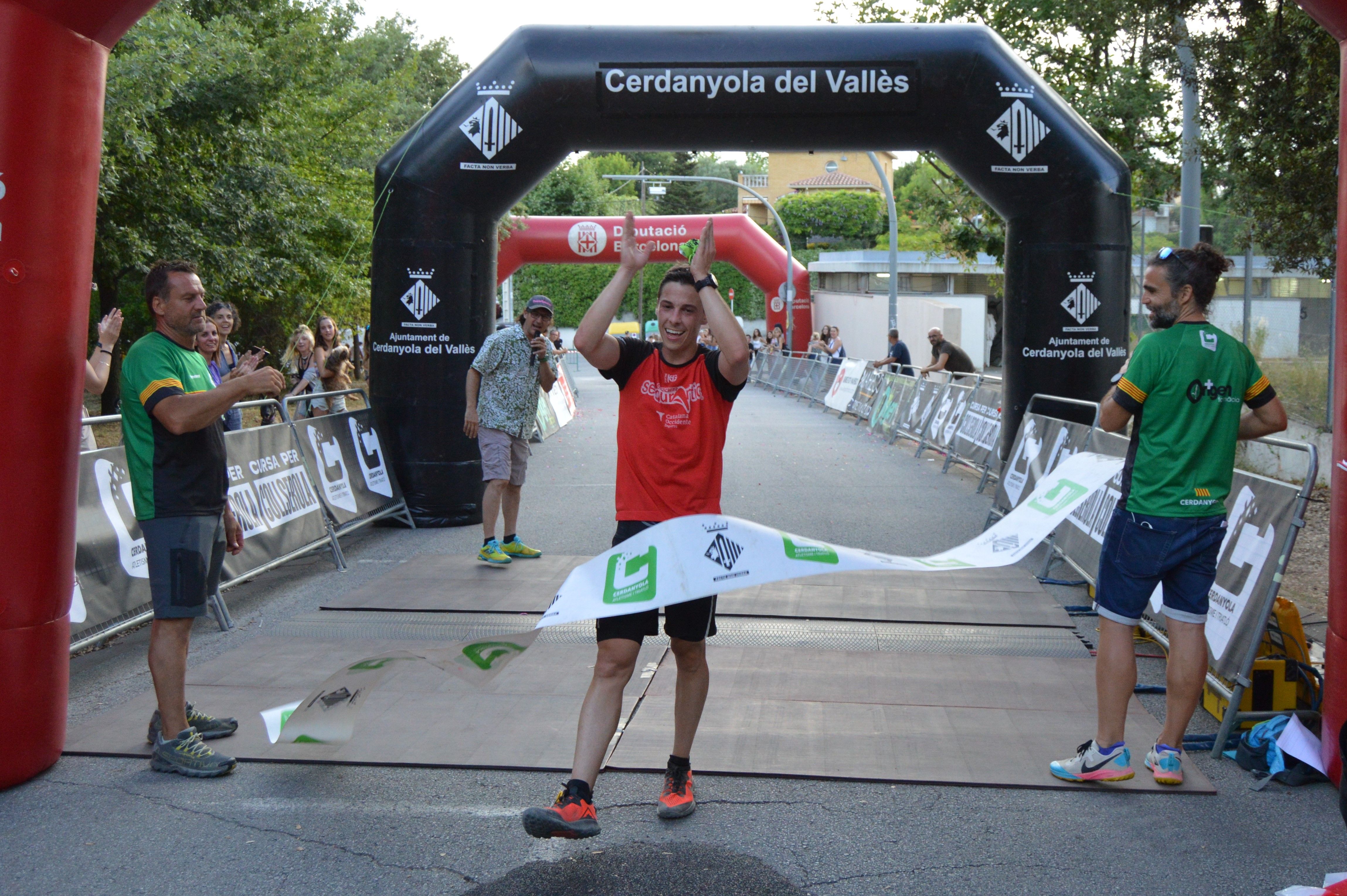 Carles Pérez travessant la meta de la 30a Cursa per Collserola. FOTO: Nora Muñoz Otero