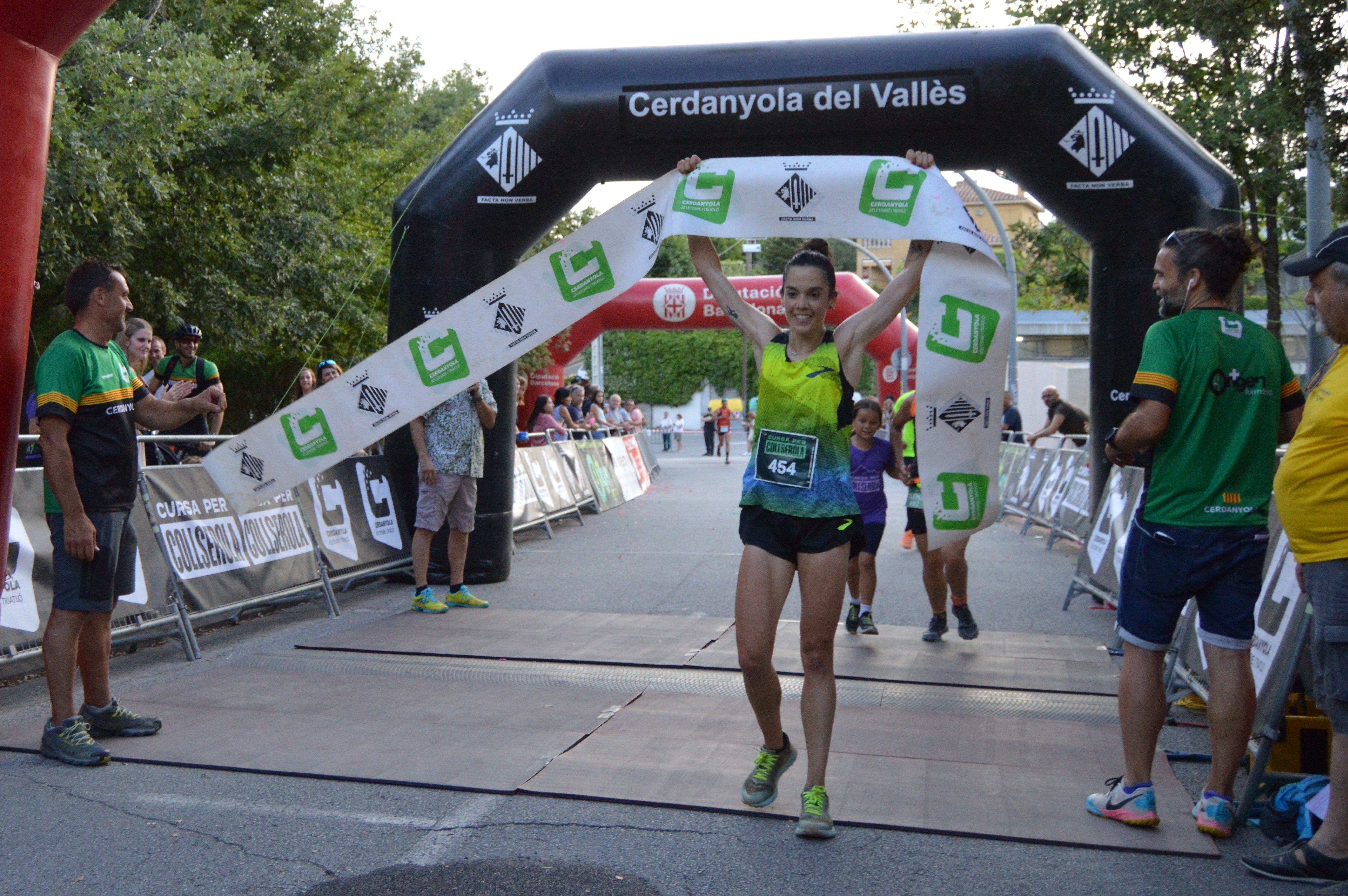 Mireia Pons travessant la meta de la 30a Cursa per Collserola. FOTO: Nora Muñoz Otero