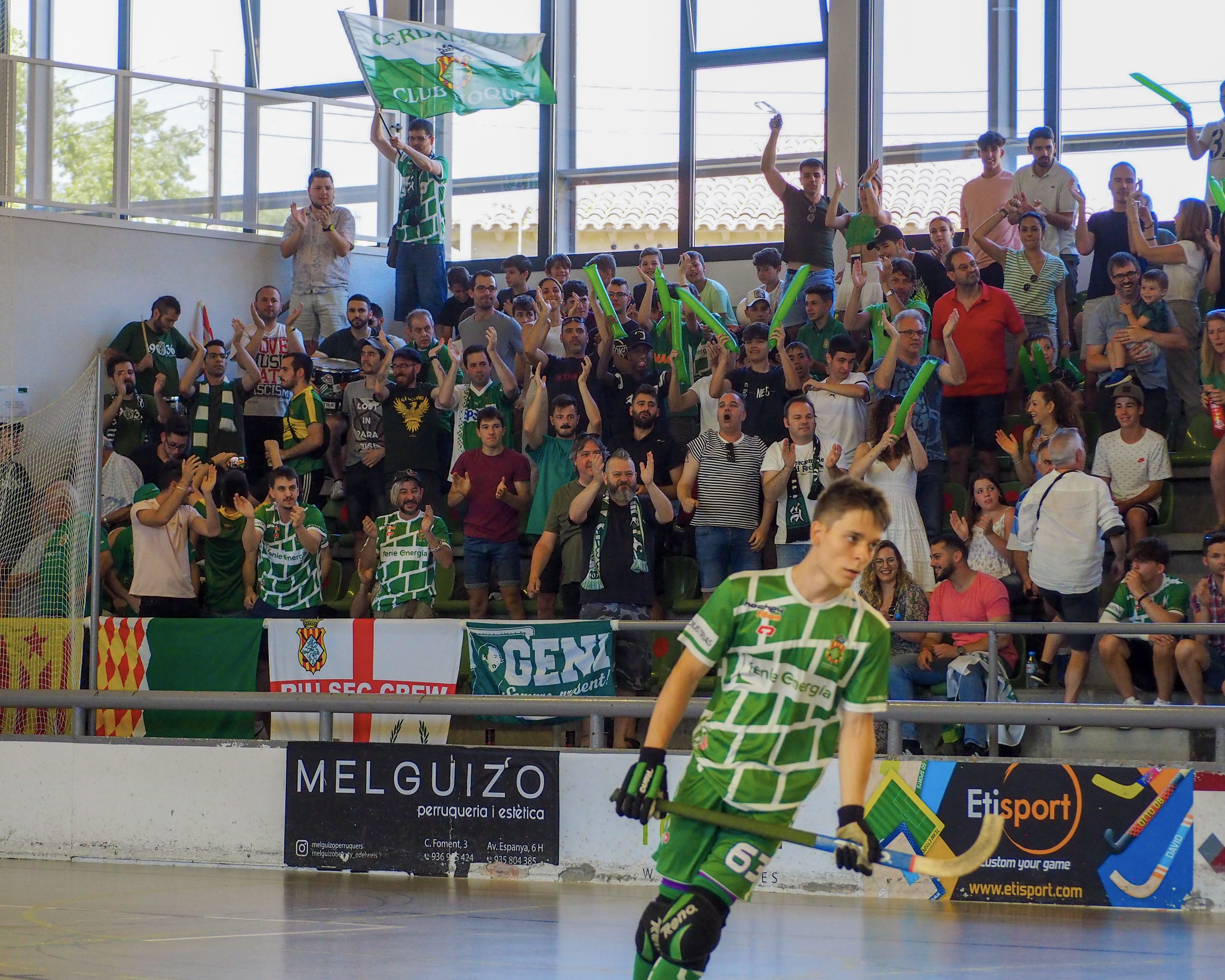 Centenars d'aficionats d'ambdos equips van viure el partit a Can Xarau. FOTO: Mónica GM Centenars d'aficionats d'ambdos equips van viure el partit a Can Xarau. FOTO: Mónica GM
