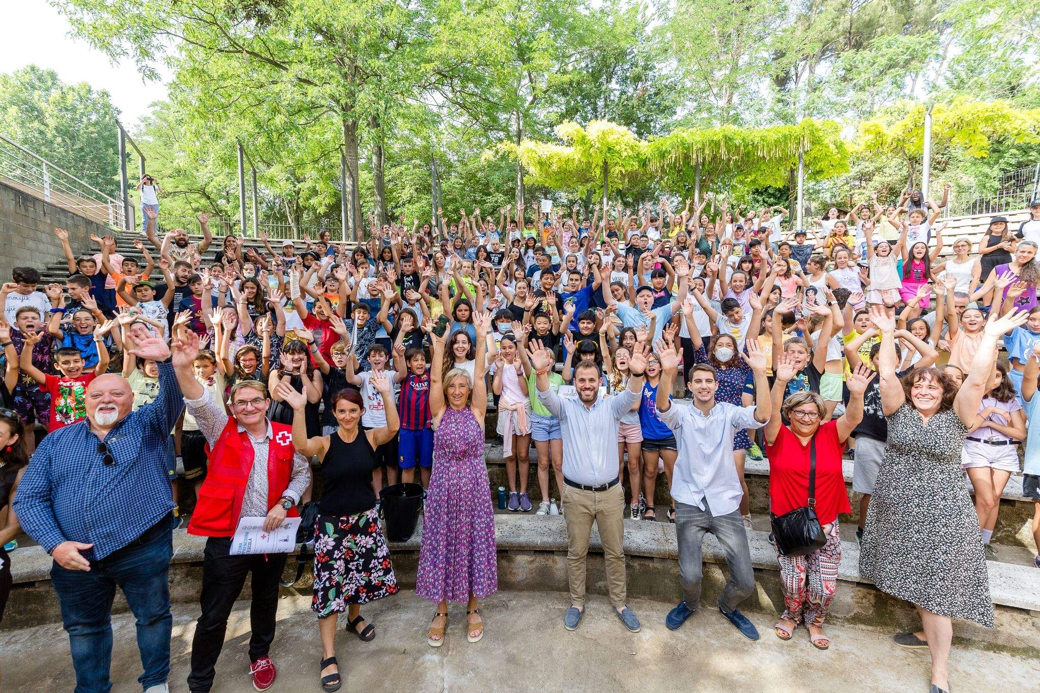 Foto grupal de l'acte de cloenda de les Cooperatives Escolars 21-22. FOTO: Núria Puentes (Ajuntament de Cerdanyola)