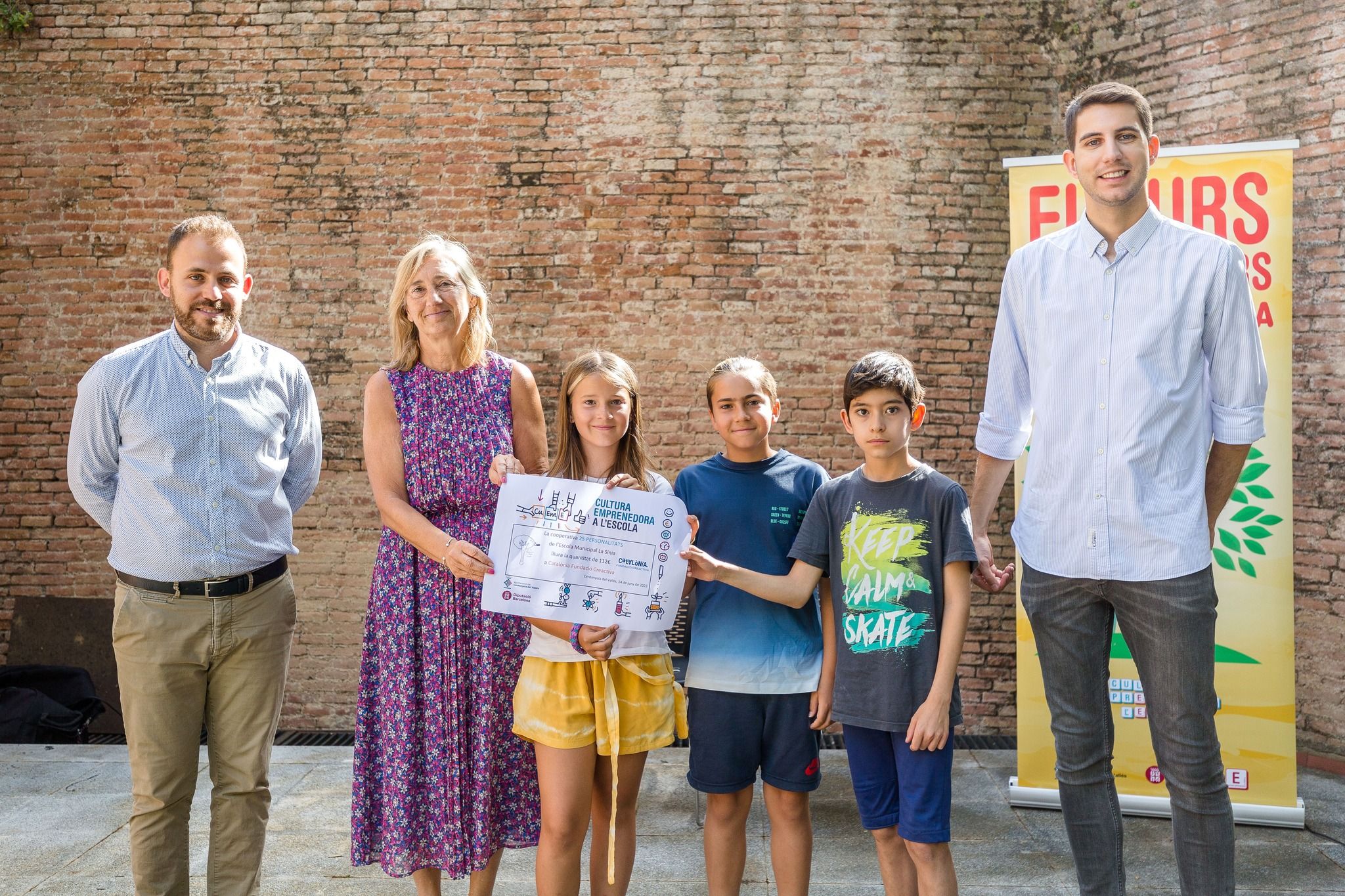 La cooperativa de La Sínia entrega la seva donació. FOTO: Núria Puentes (Ajuntament de Cerdanyola)