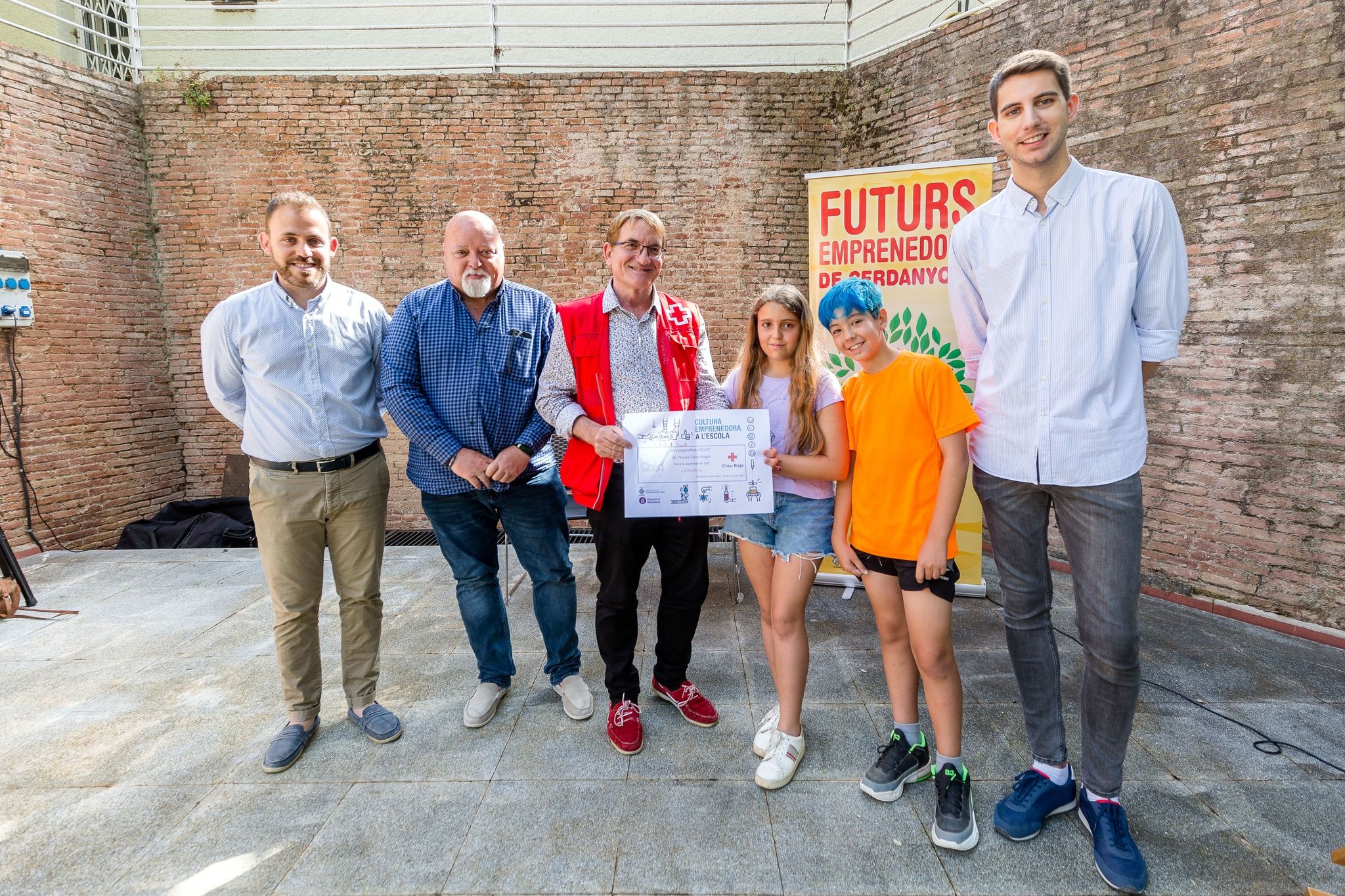 La cooperativa de l'escola Carles Buïgas entrega la seva donació. FOTO: Núria Puentes (Ajuntament de Cerdanyola)