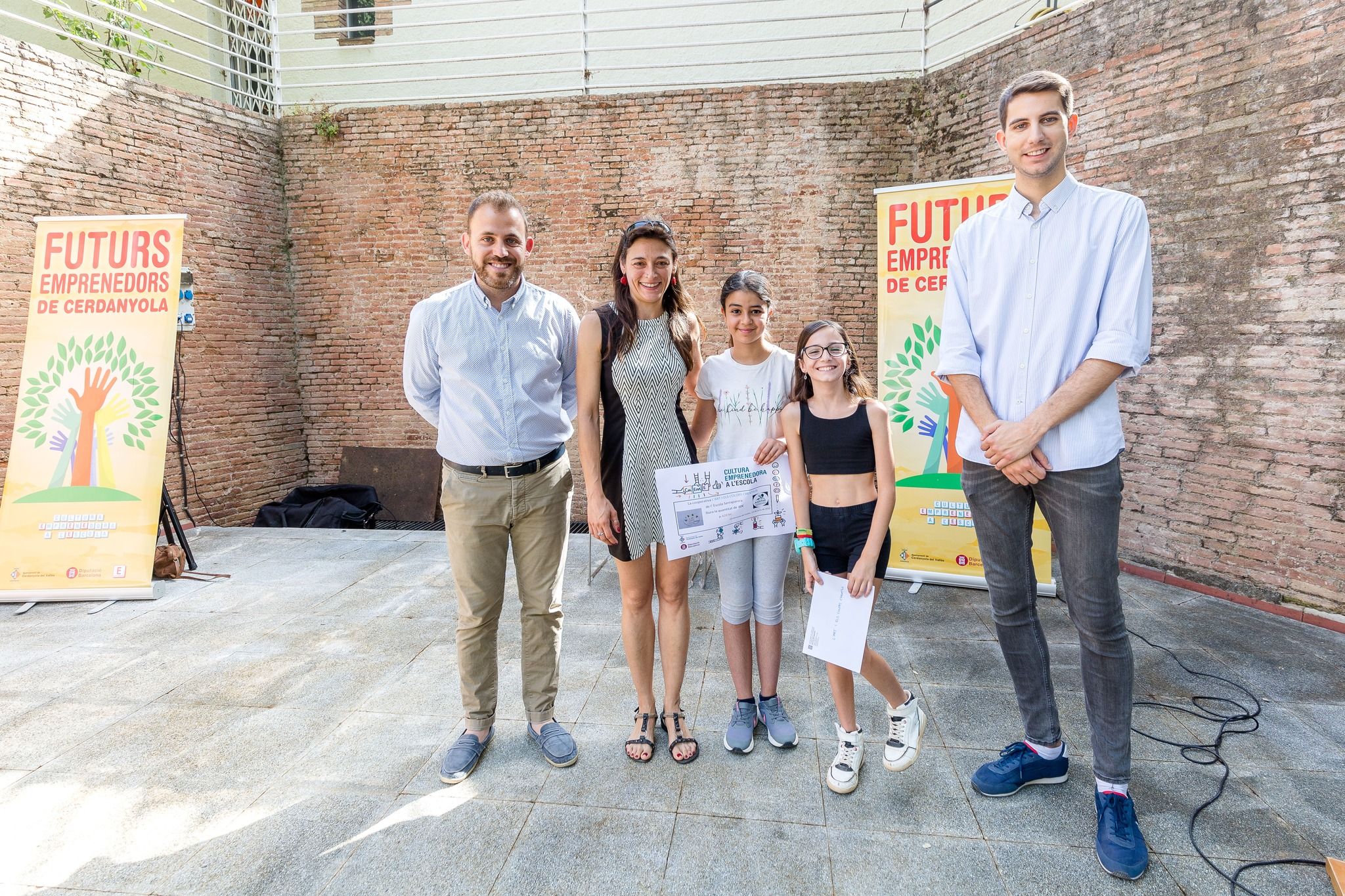 La cooperativa de l'Escola Serraparera entrega la seva donació. FOTO: Núria Puentes (Ajuntament de Cerdanyola)