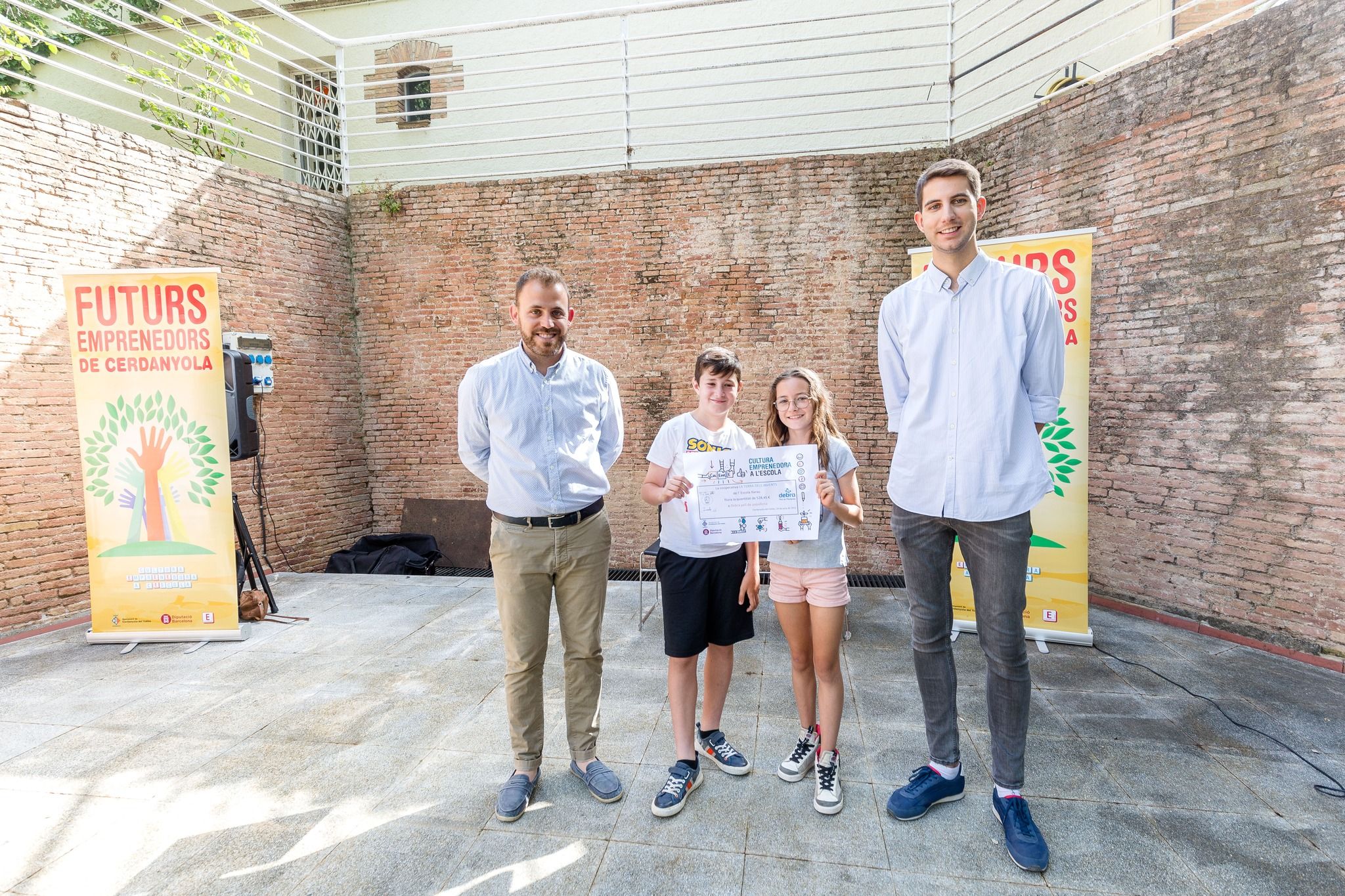 La cooperativa de l'Escola Xarau entrega la seva donació. FOTO: Núria Puentes (Ajuntament de Cerdanyola)