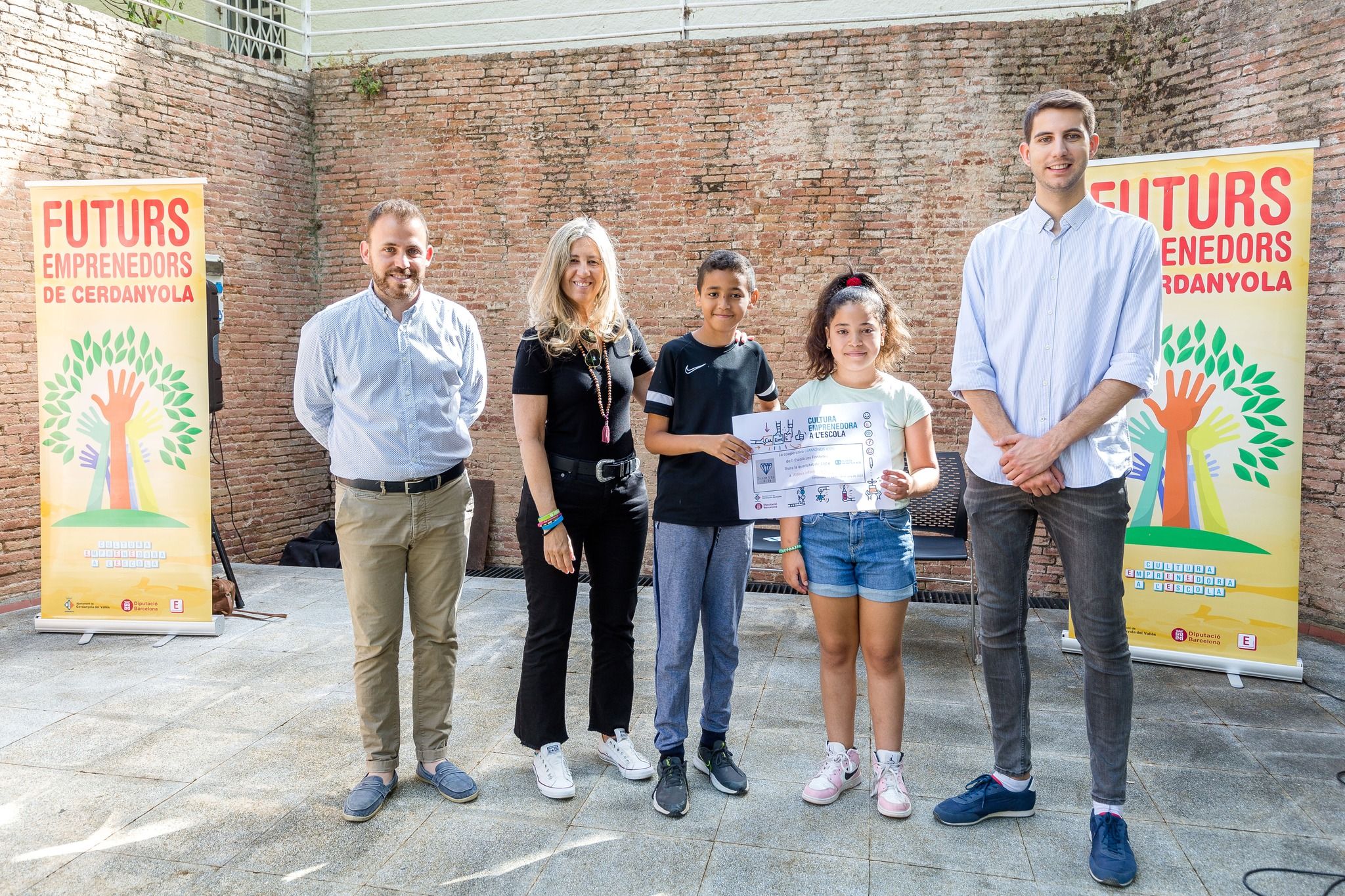 La cooperativa de l'Escola Les Fontetes entrega la seva donació. FOTO: Núria Puentes (Ajuntament de Cerdanyola)