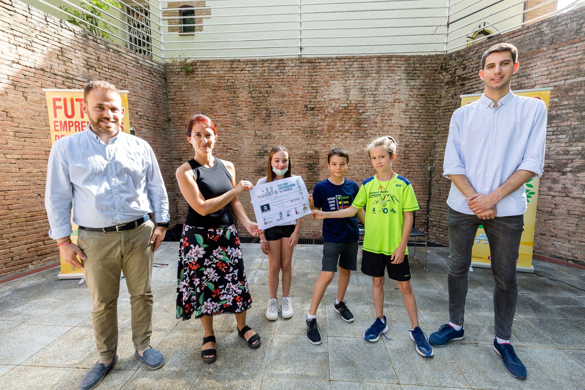 La cooperativa de l'Escola La Sínia entrega la seva donació. FOTO: Núria Puentes (Ajuntament de Cerdanyola)