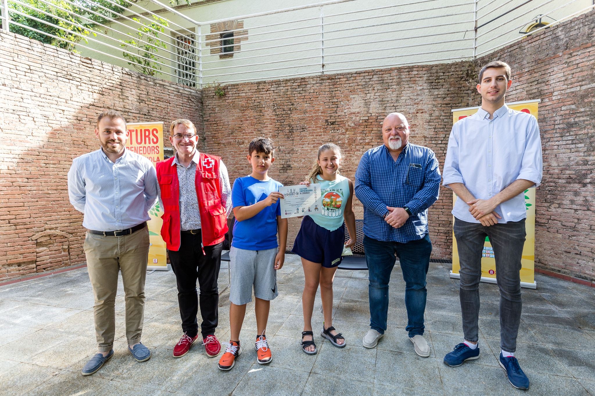 La cooperativa de l'Escola Collserola entrega la seva donació. FOTO: Núria Puentes (Ajuntament de Cerdanyola)