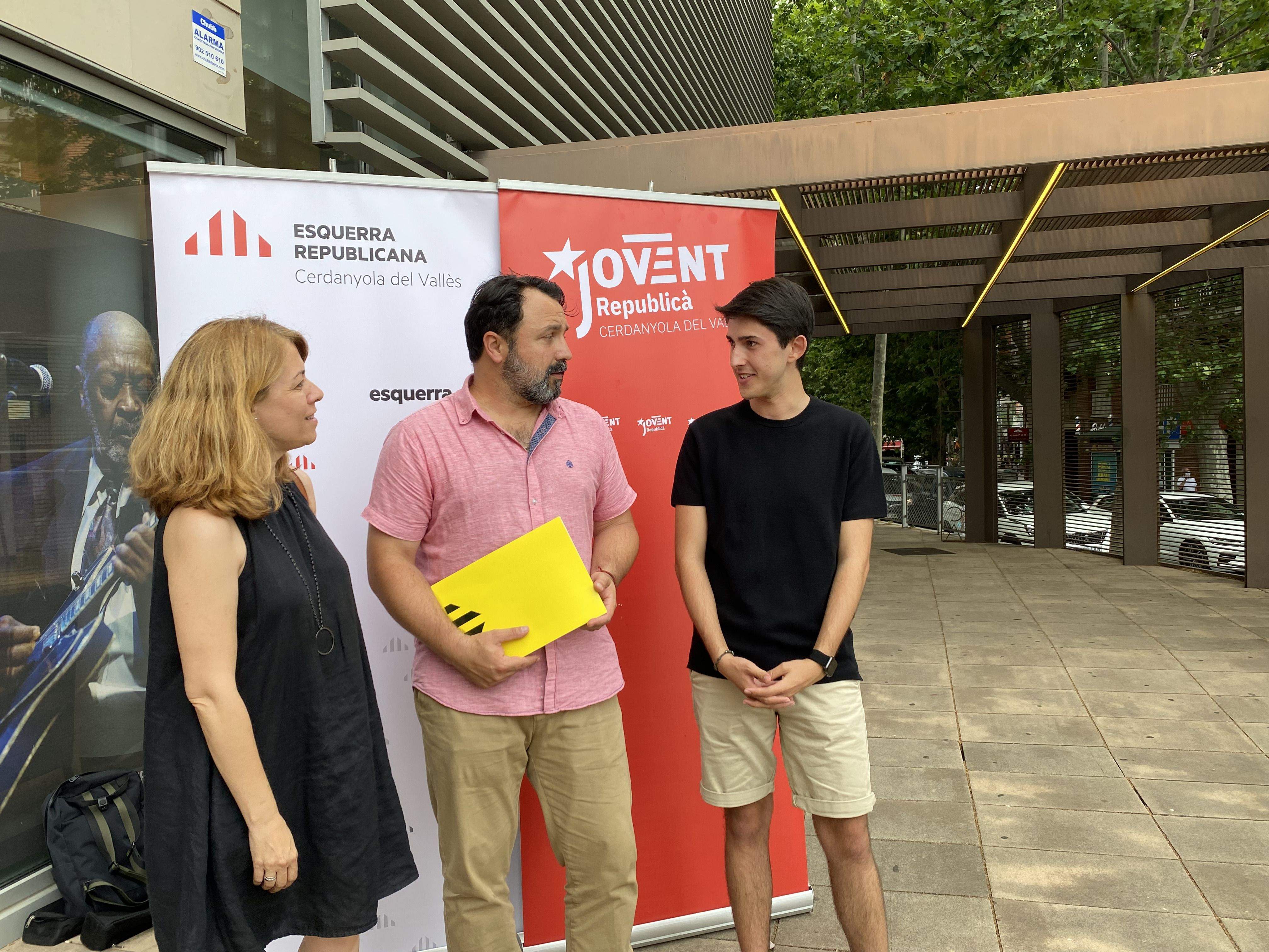 Solà, Turon i Gaya (ERC) davant la Biblioteca Central. FOTO: Mónica GM