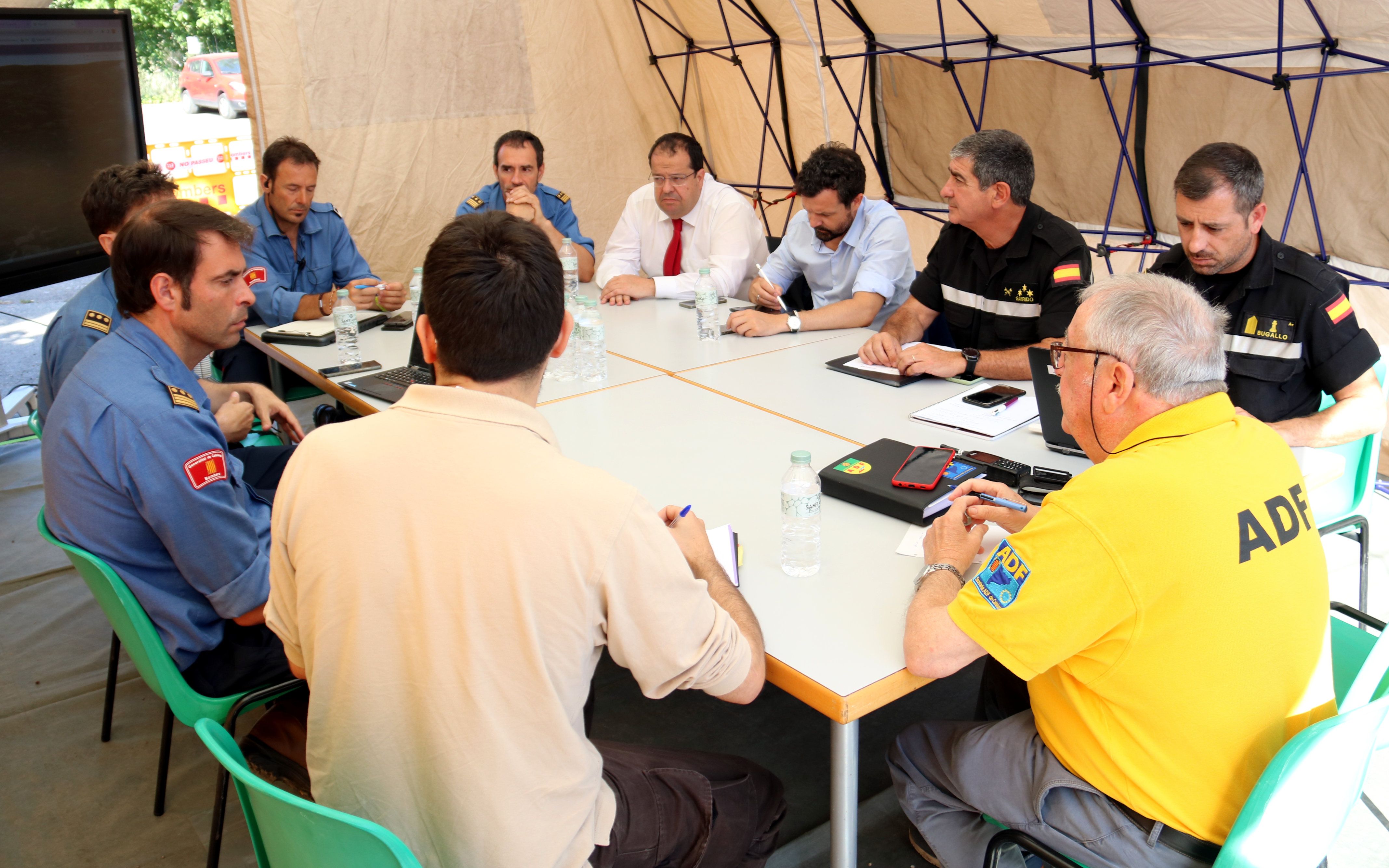Imatges de la reunió de coordinació dels Bombers, Protecció Civil, ADF i la UME, amb el conseller d'Interior, Joan Ignasi Elena, a Bellaterra. FOTO: Pol Solà (ACN)