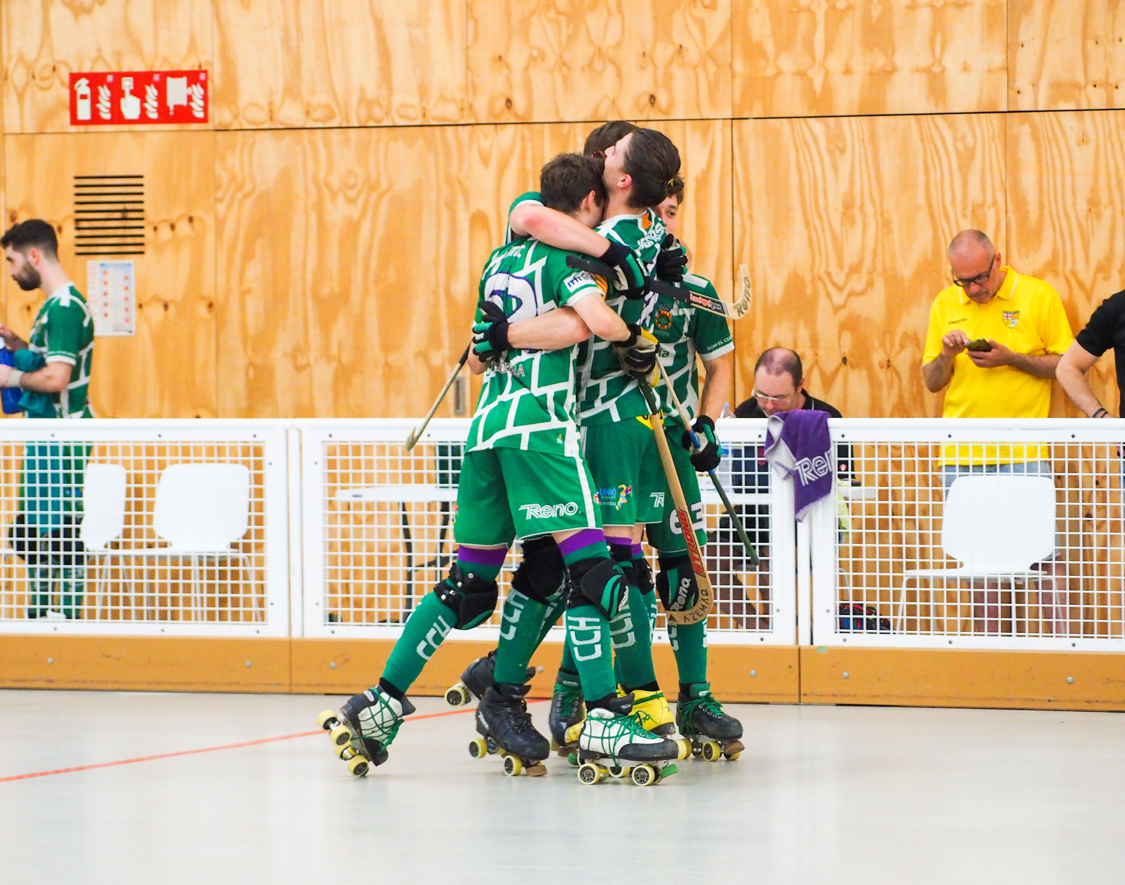 Jugadors del Cerdanyola CH celebrant un gol al Camp del Ferro. FOTO: Mónica GM