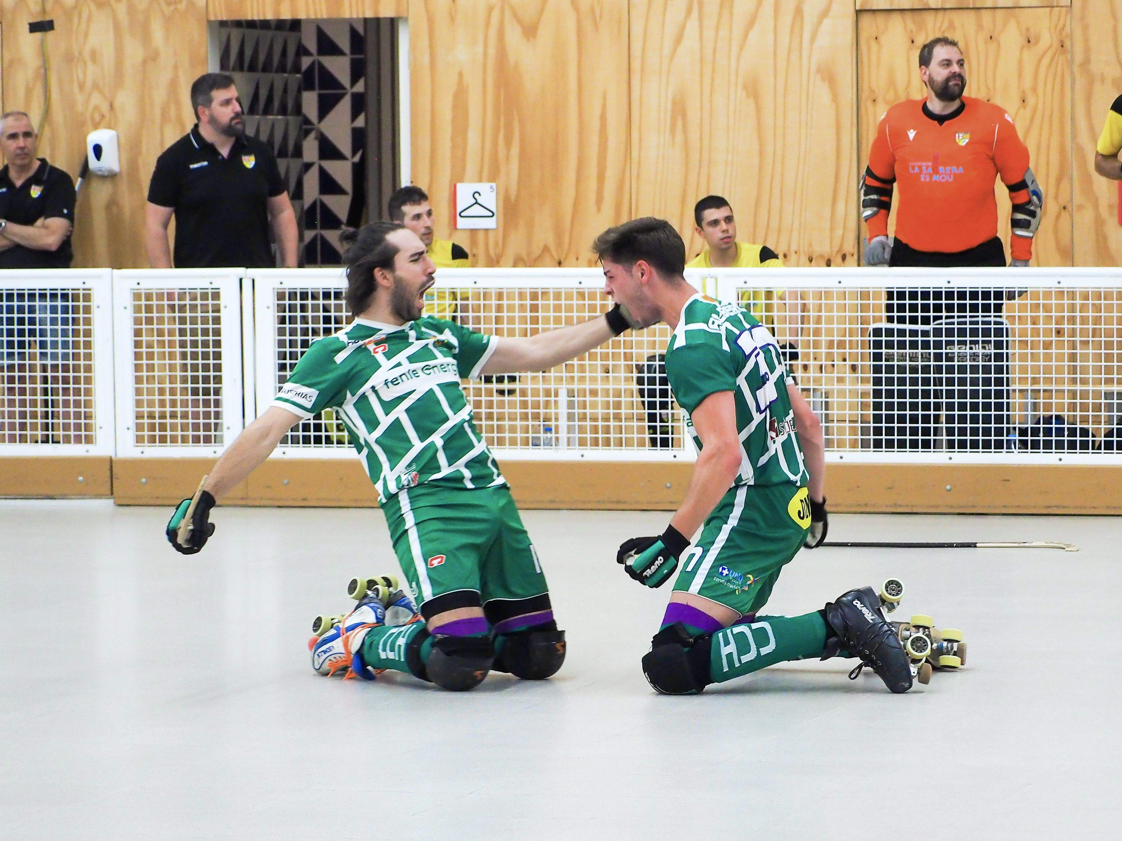 Jugadors del Cerdanyola CH celebrant un gol al Camp del Ferro. FOTO: Mónica GM