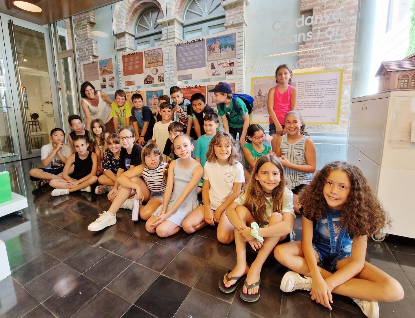 Foto grupal dels alumnes de 4t de l'Escola Xarau al MAC. FOTO: Núria Puentes (Ajuntament de Cerdanyola)
